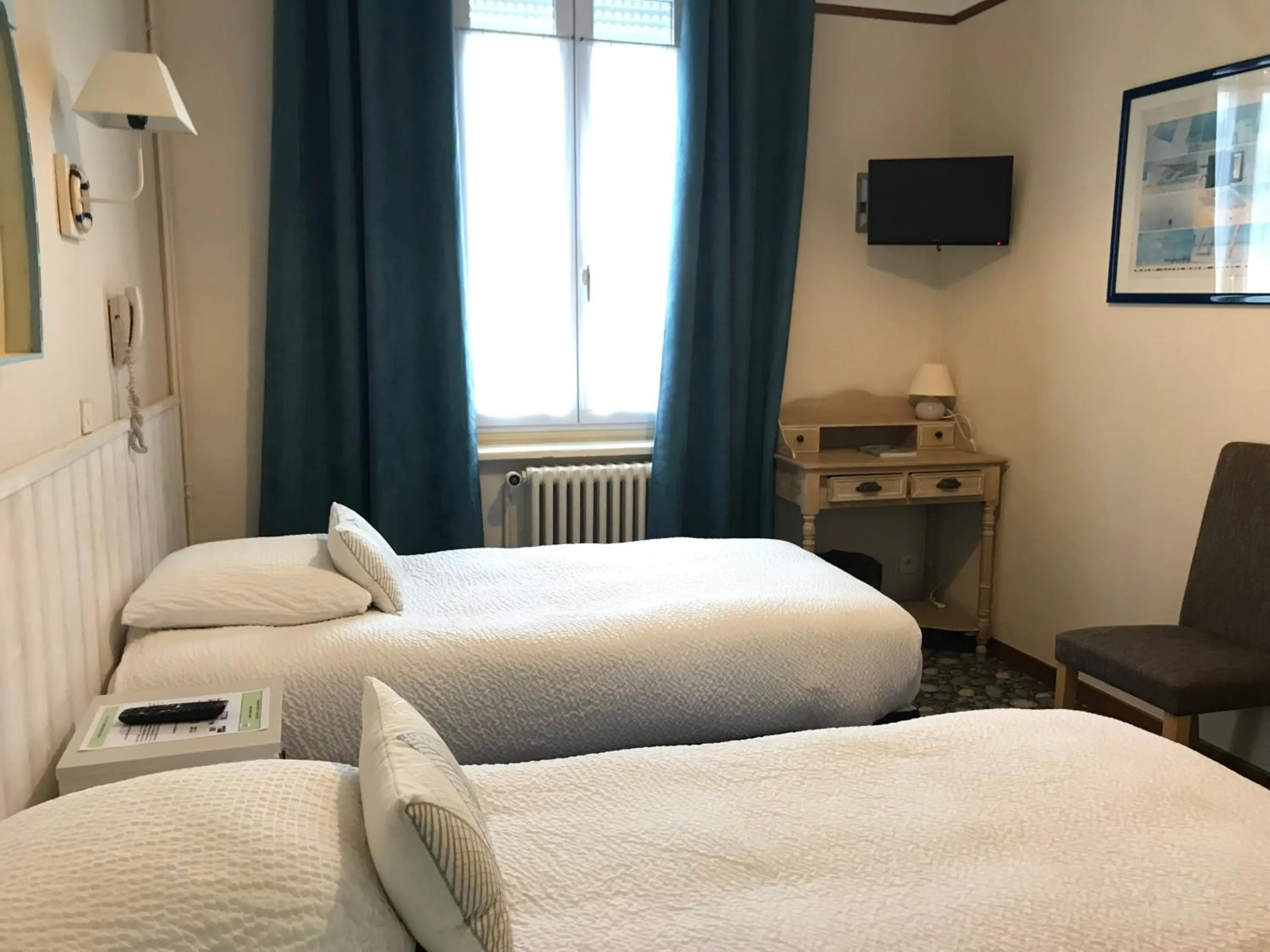 Bed in Logis Hôtel & Restaurant "Au Gré du Vent"