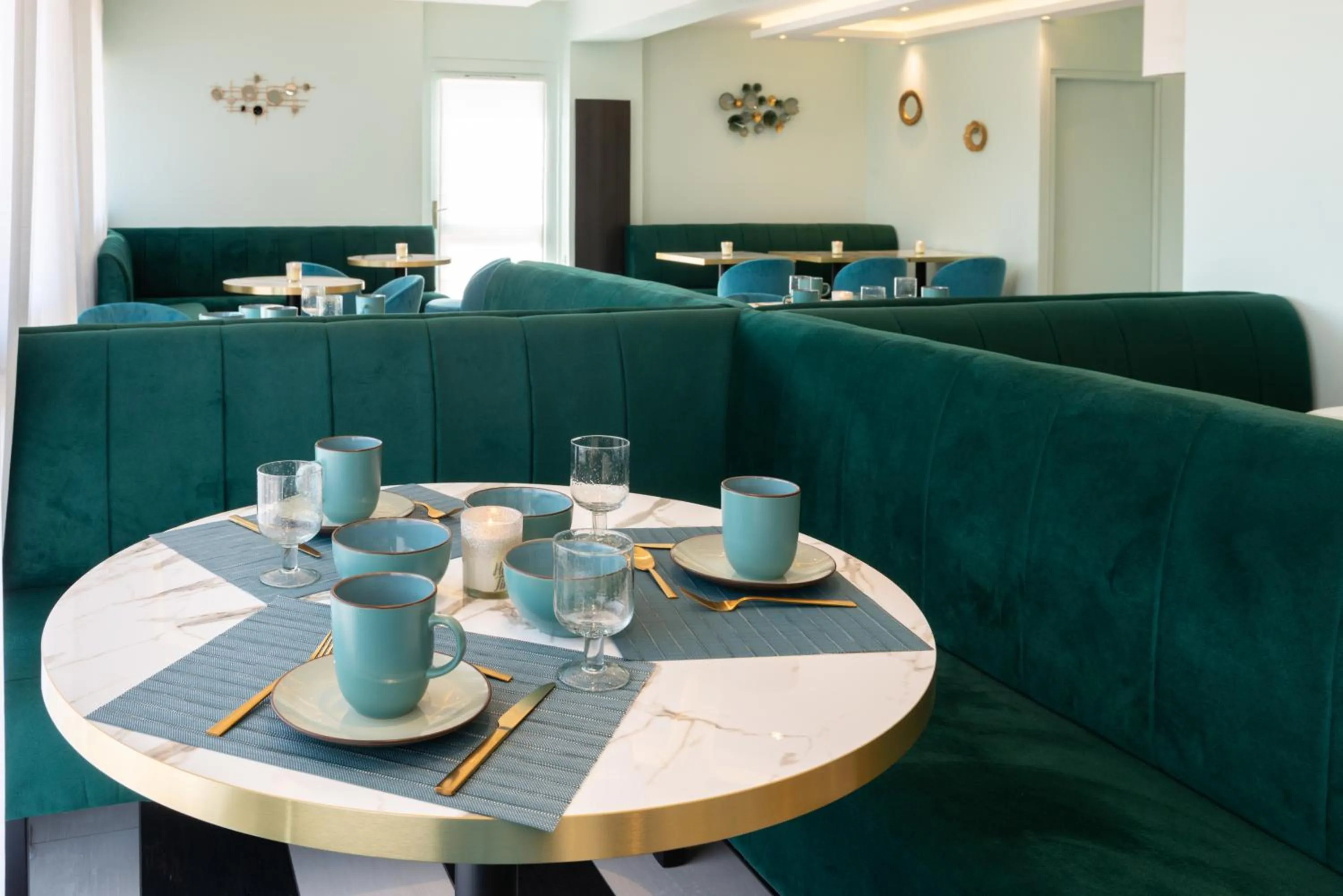 Restaurant/places to eat in The Originals Boutique, Hôtel Porte de Dieppe