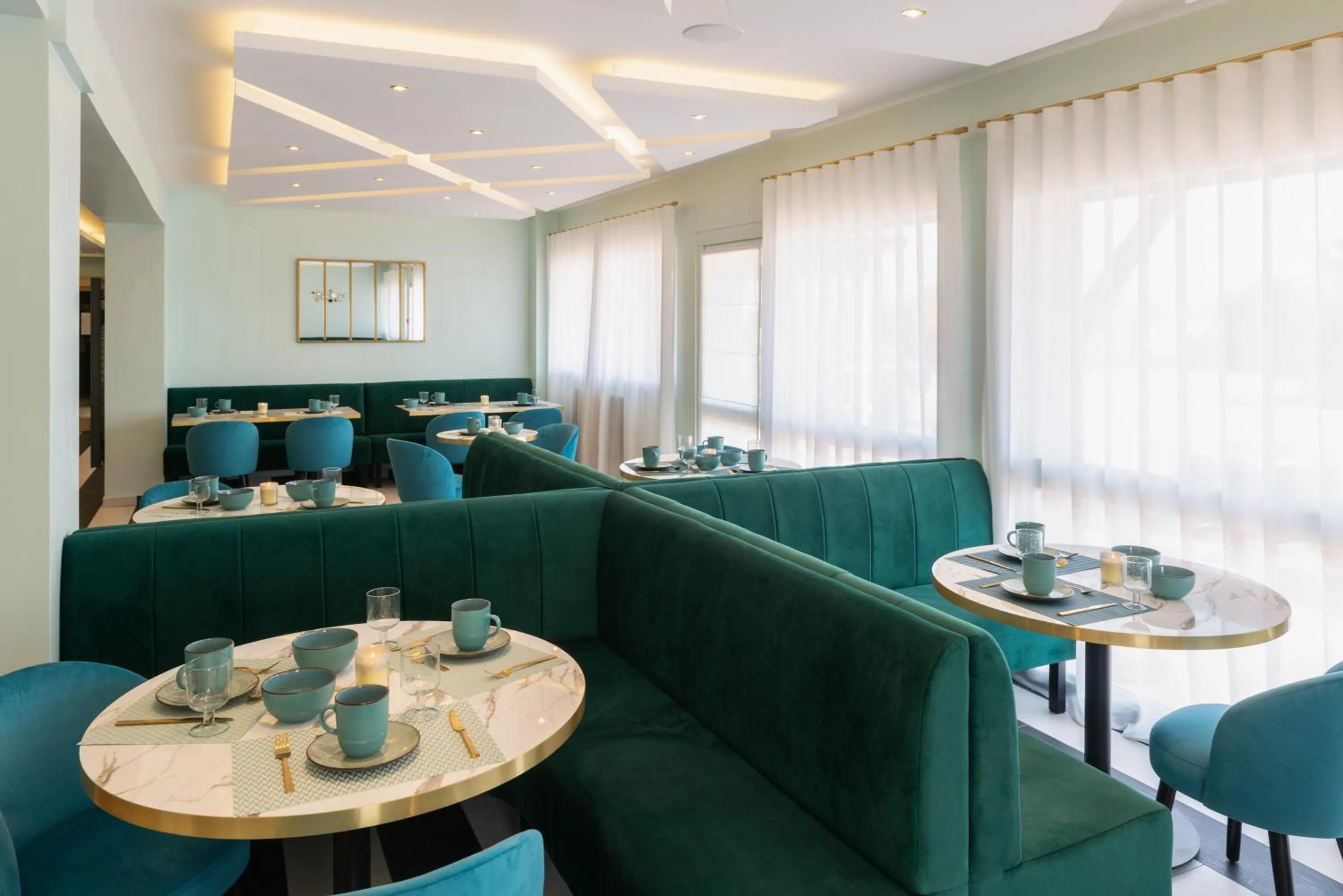 Restaurant/places to eat in The Originals Boutique, Hôtel Porte de Dieppe