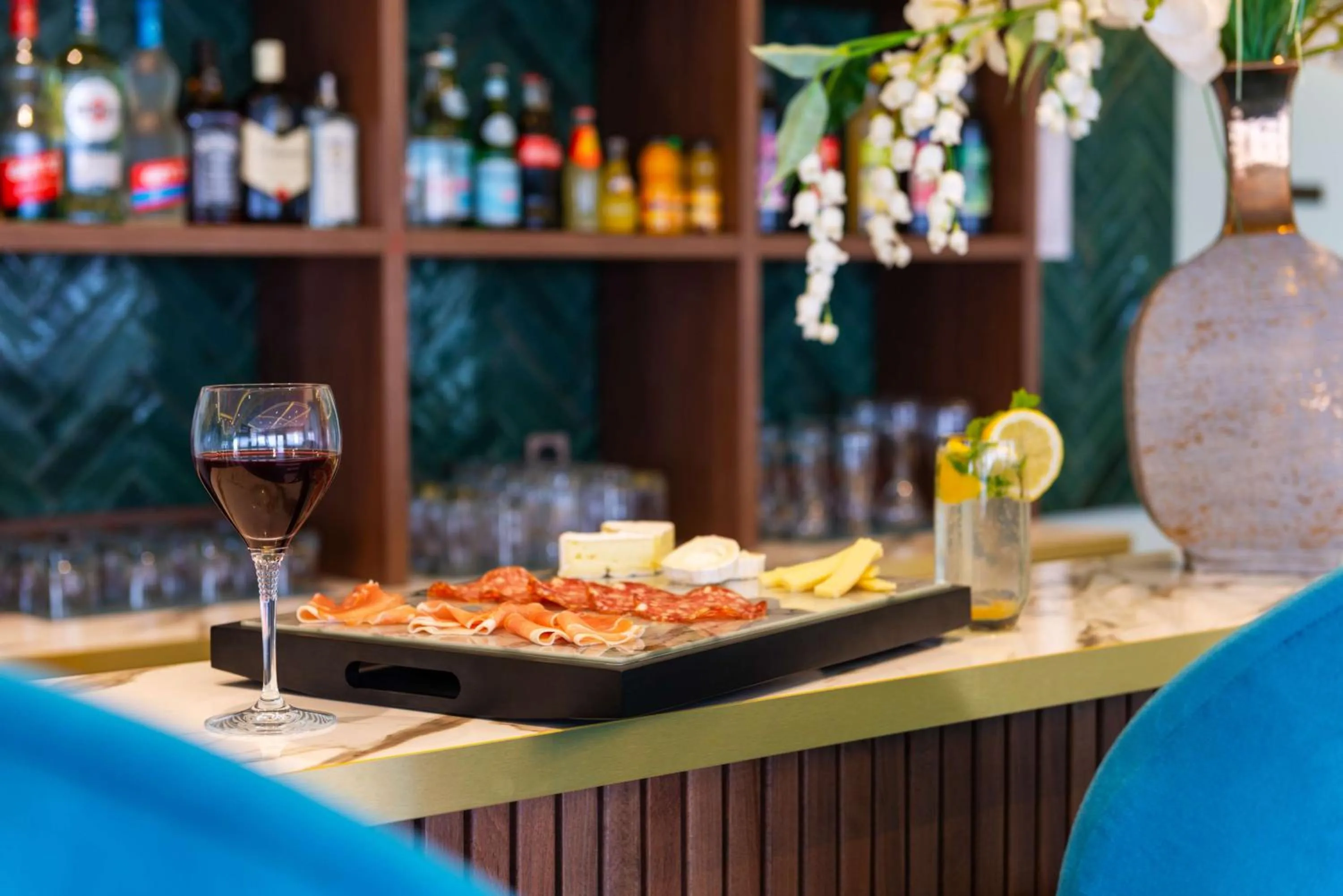 Lounge or bar in The Originals Boutique, Hôtel Porte de Dieppe