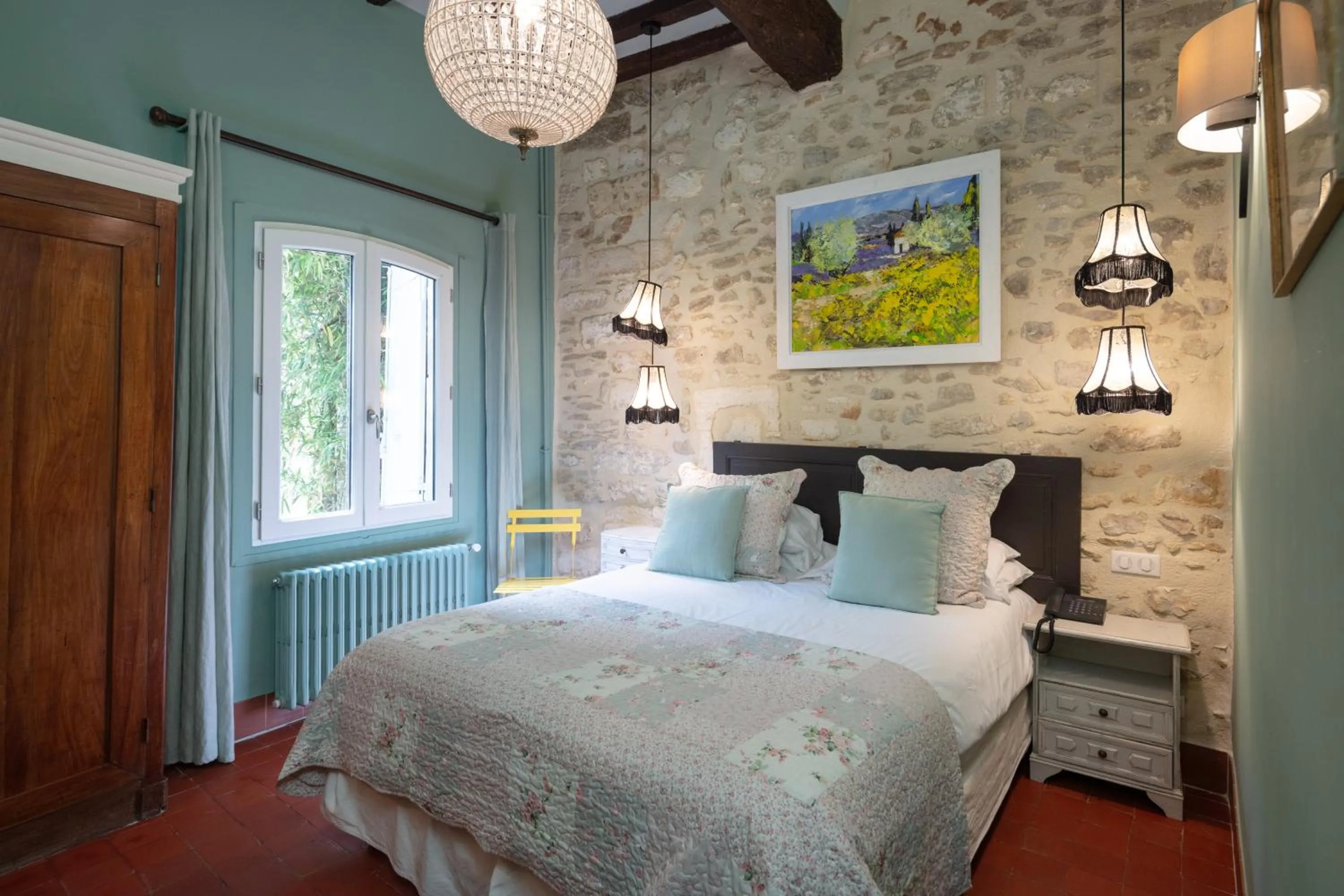 Inner courtyard view, Bed in Hotel De L'Atelier