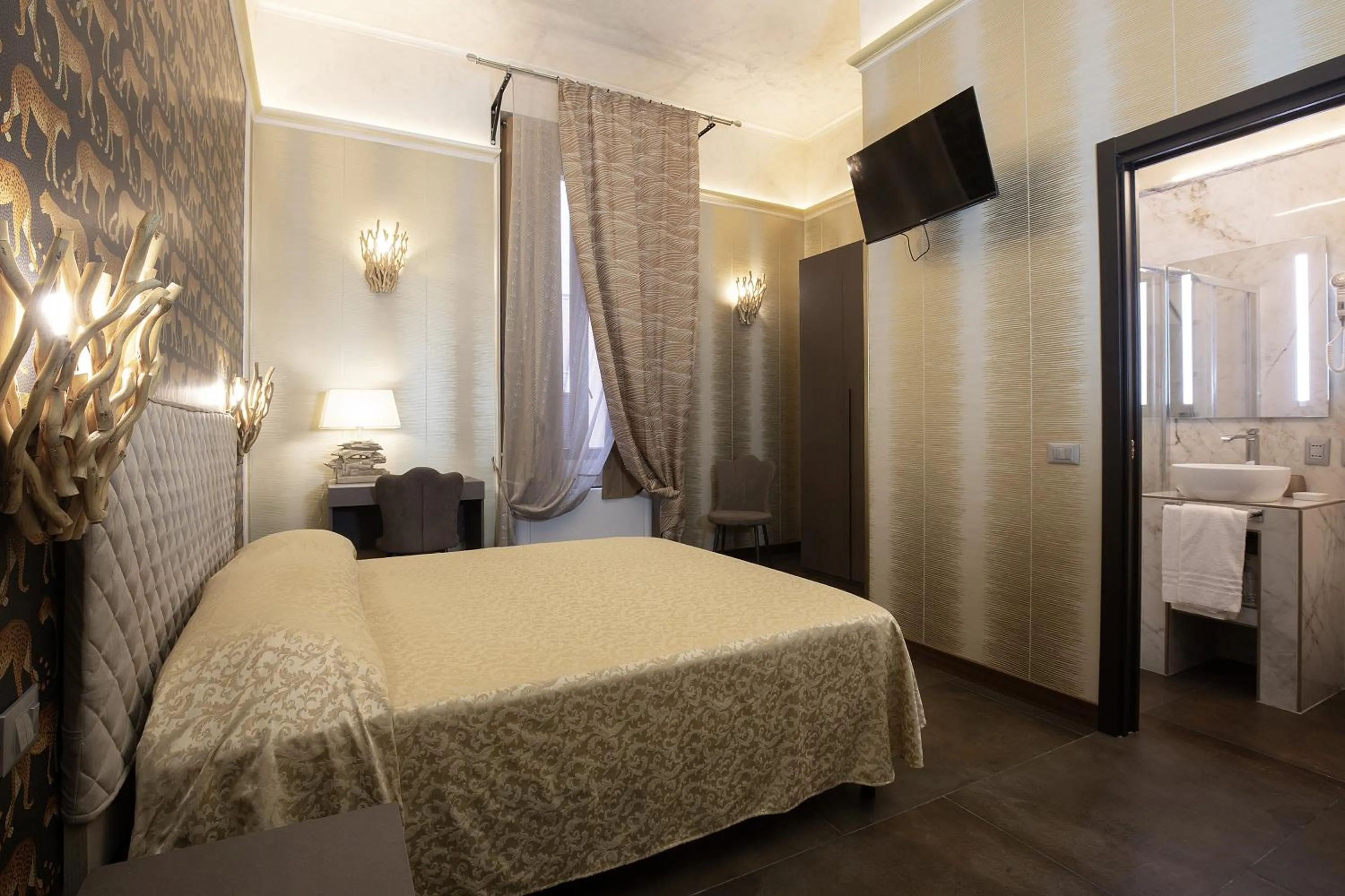 Photo of the whole room, Bed in Antica Dimora Delle Cinque Lune