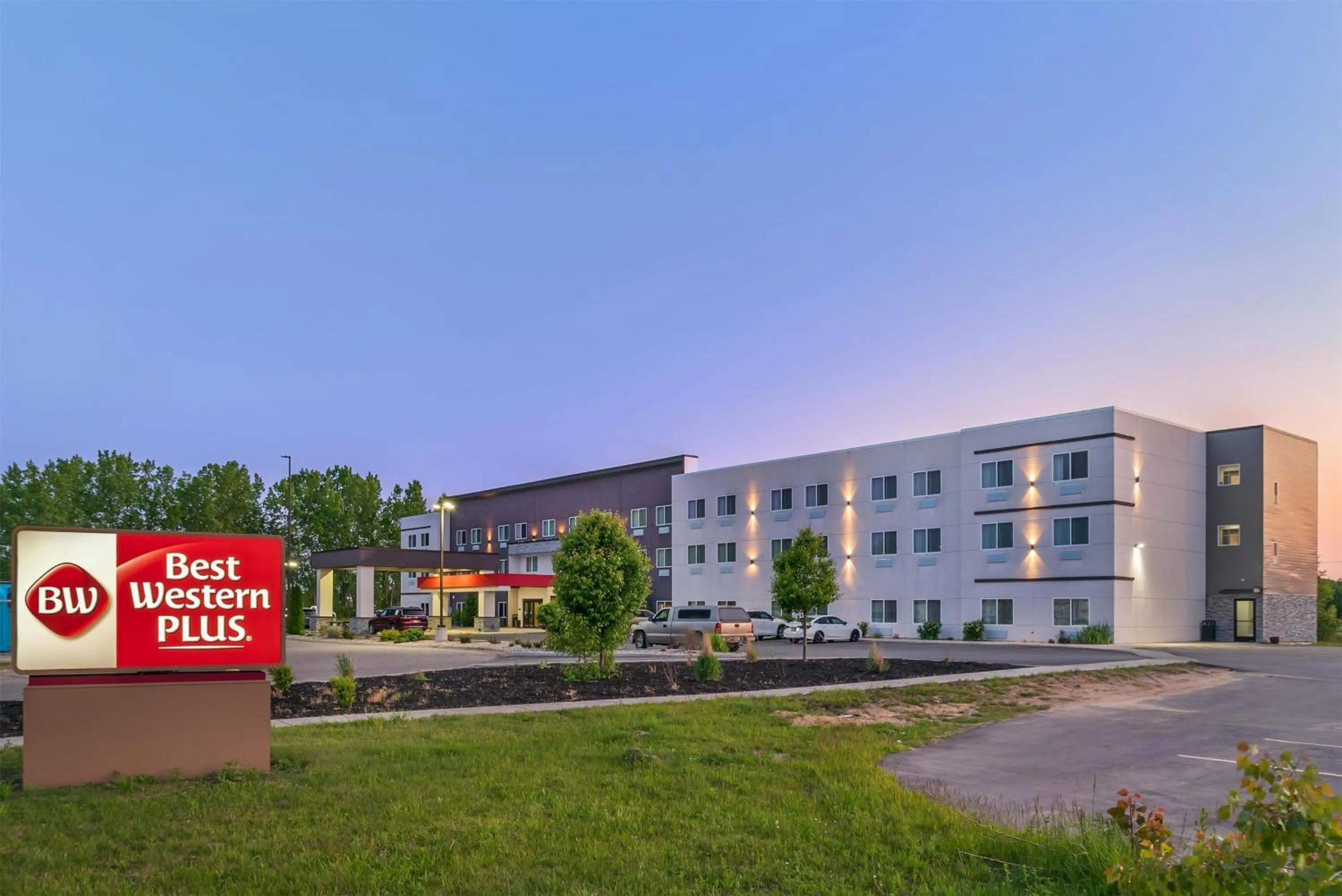 Property building in Best Western Plus Wayland Hotel