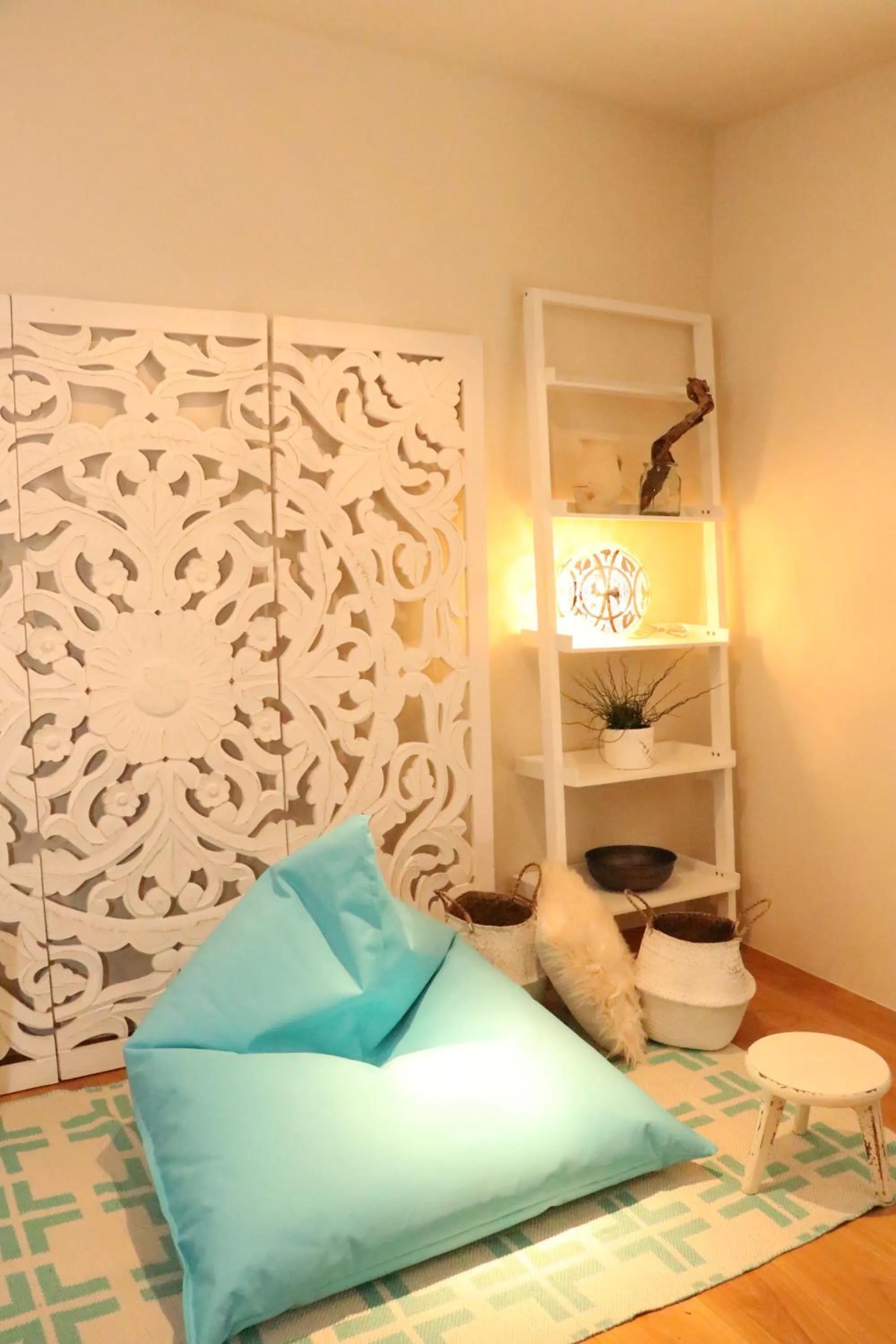 Seating area, Bed in Das Stadthouse