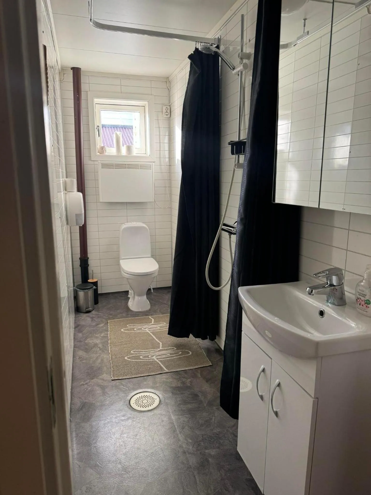 Shower in 8 Seasons Hotel