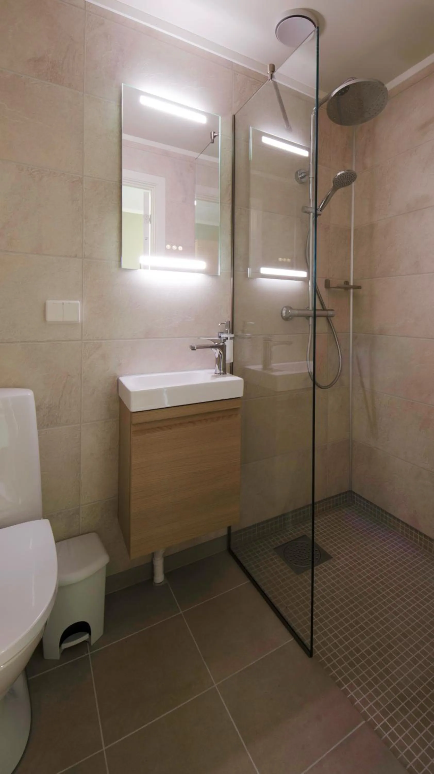 Shower in 8 Seasons Hotel