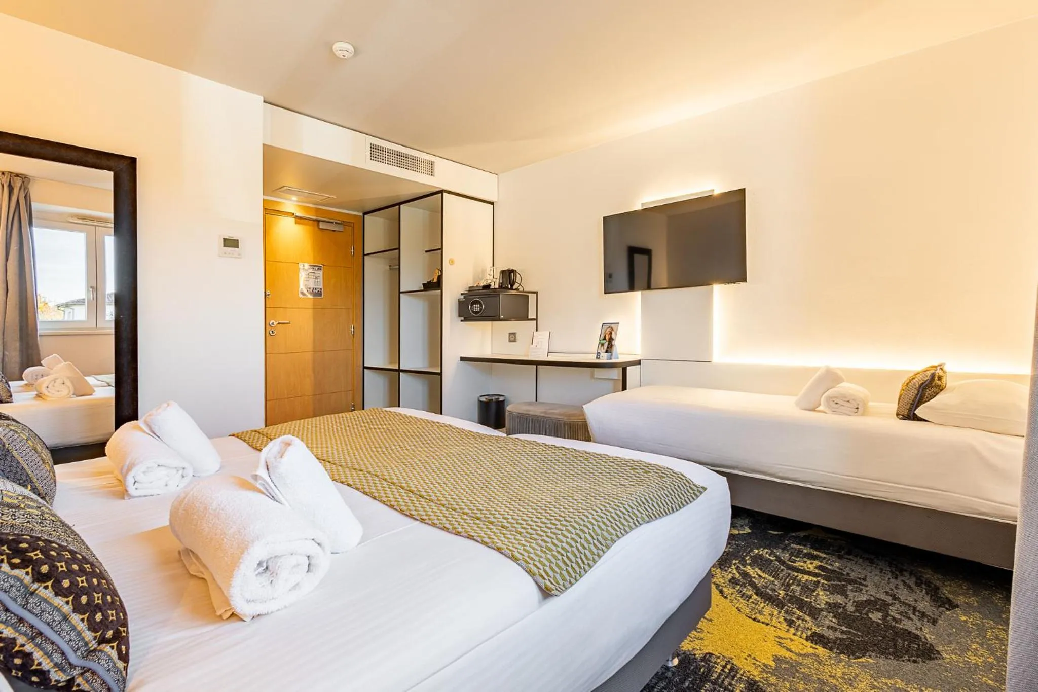 Photo of the whole room, Bed in Brit Hotel, Spa & Restaurant - Colmar Est