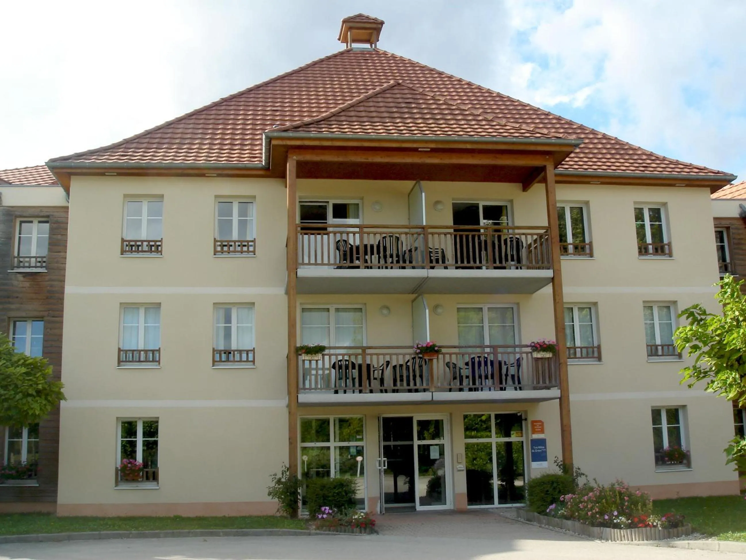 Facade/entrance in Résidence VTF Les Allées du Green