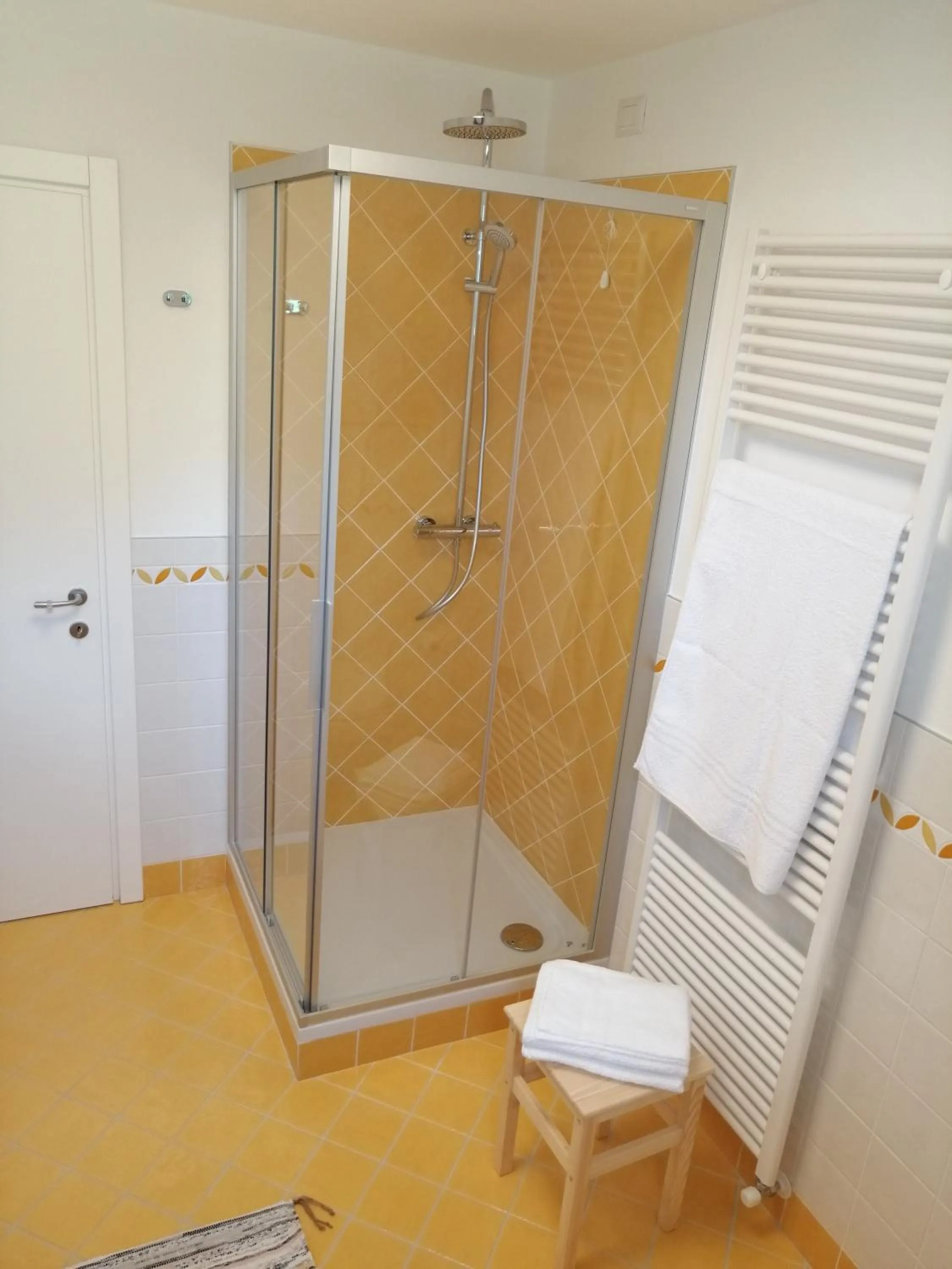 Shower in B&B La casa di Loretta