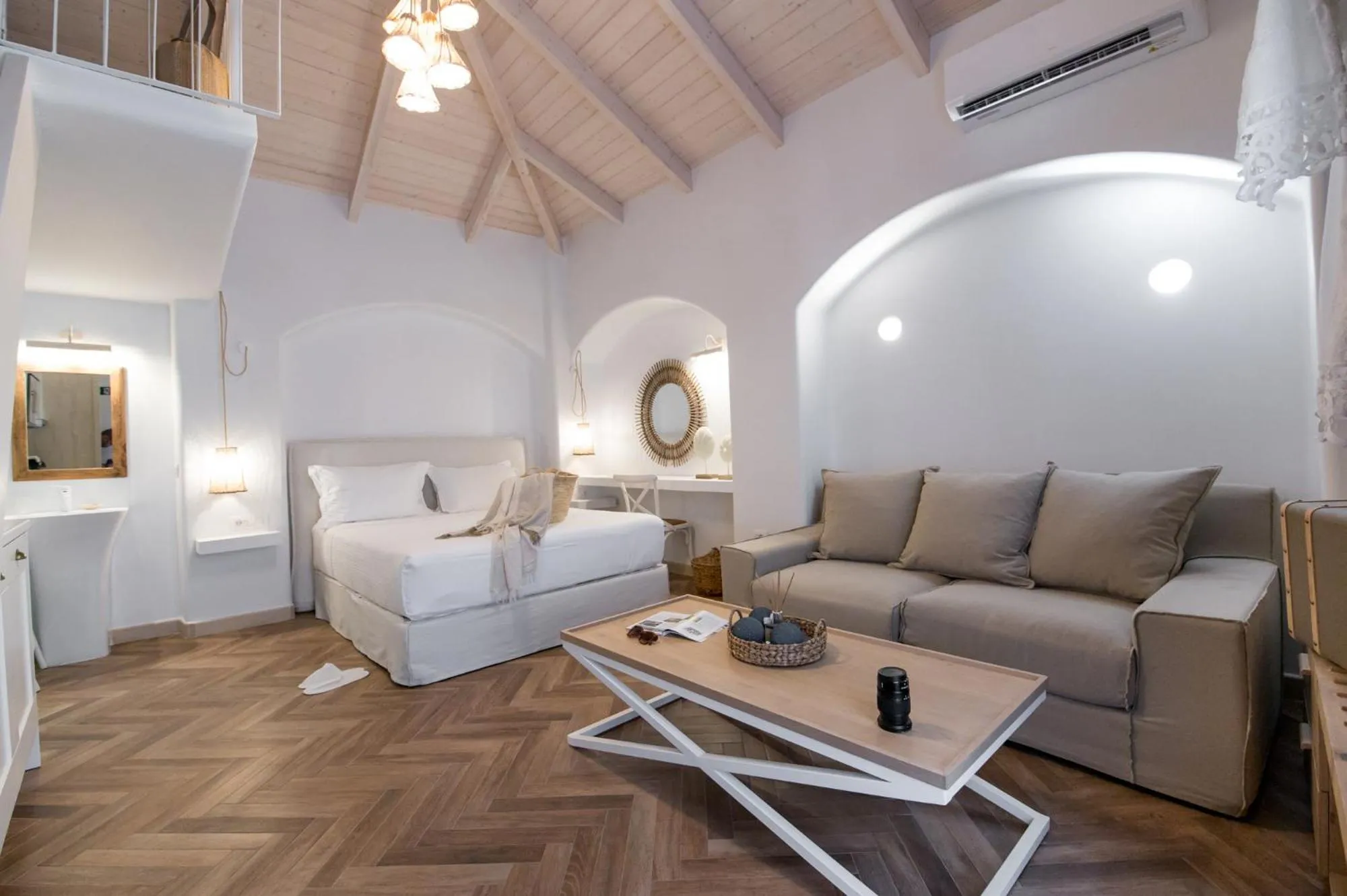 Photo of the whole room in The Well Parga