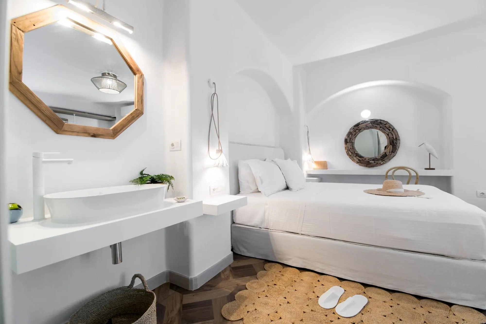 Photo of the whole room, Bed in The Well Parga