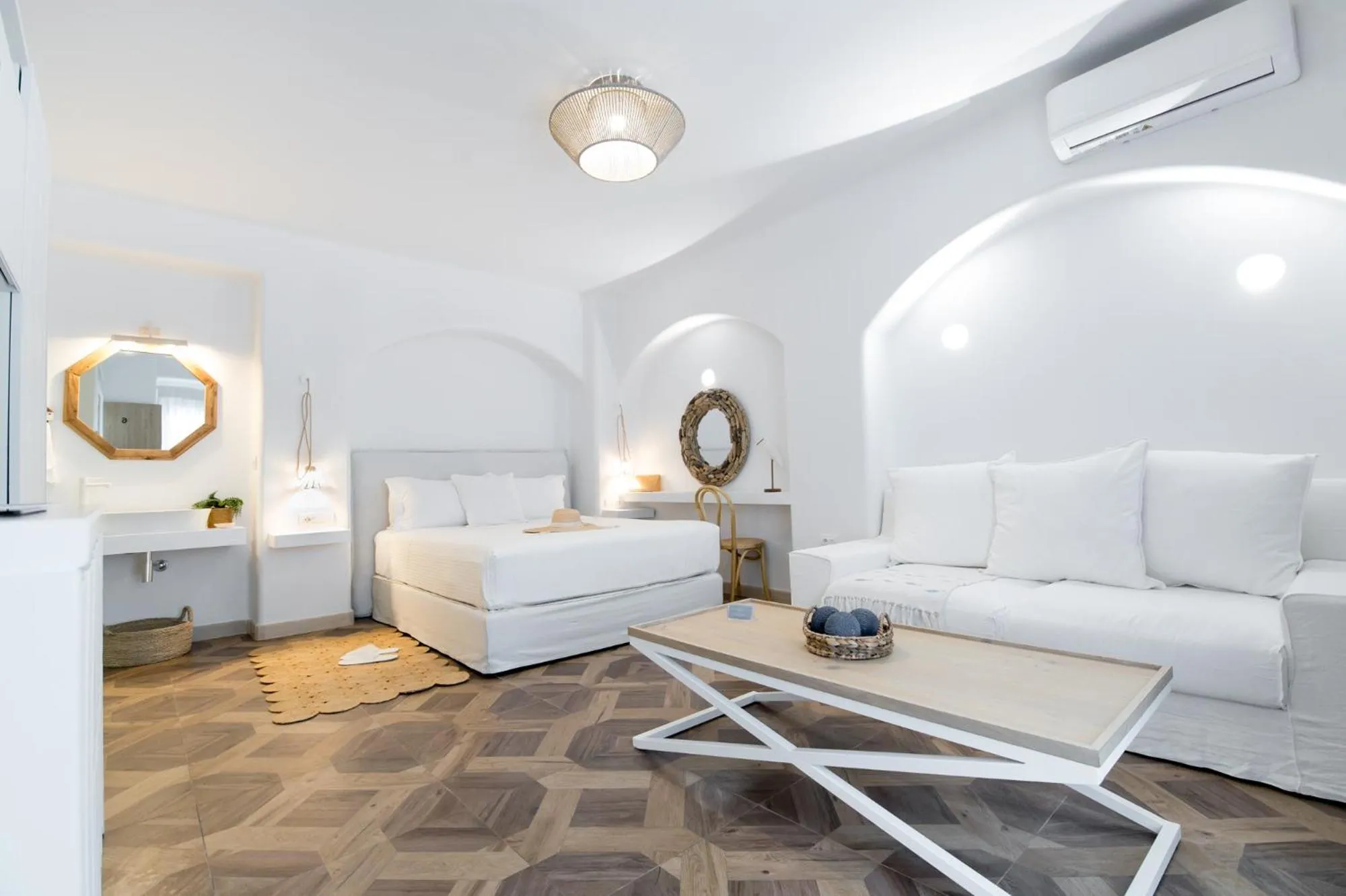 Photo of the whole room, Bed in The Well Parga