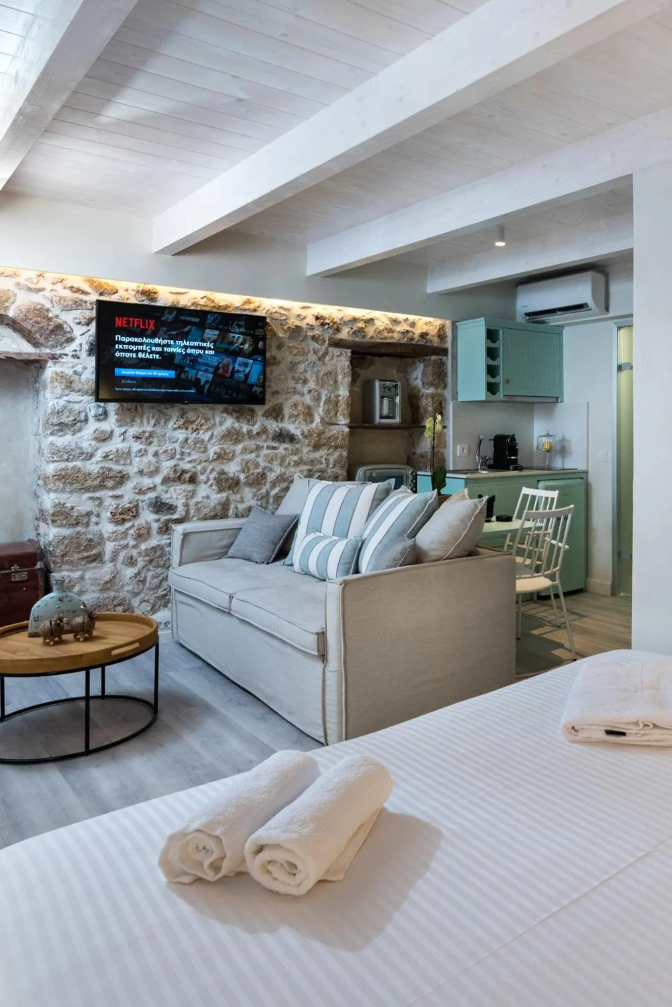 Seating area, Bed in The Well Parga