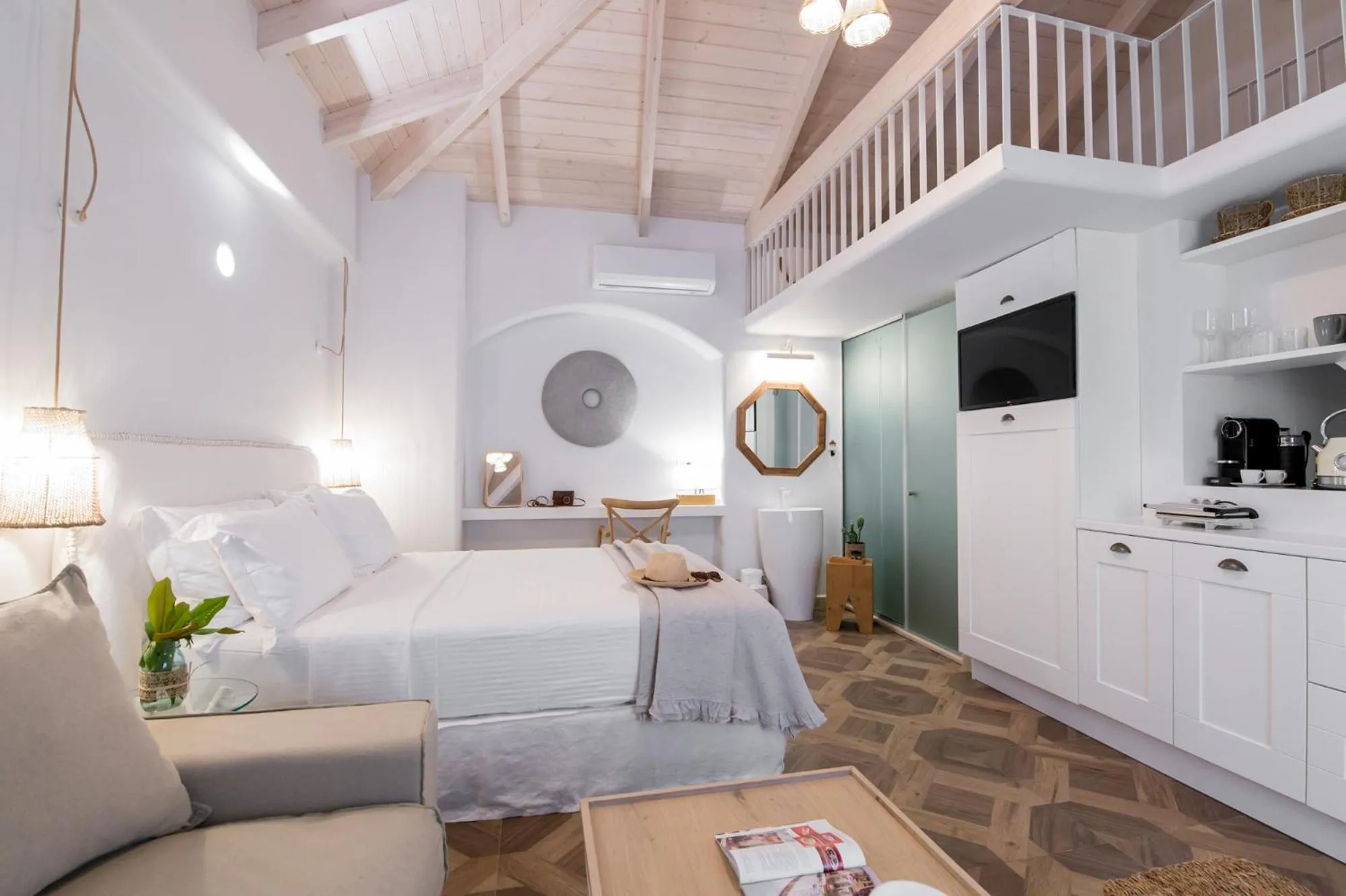 Photo of the whole room, Bed in The Well Parga