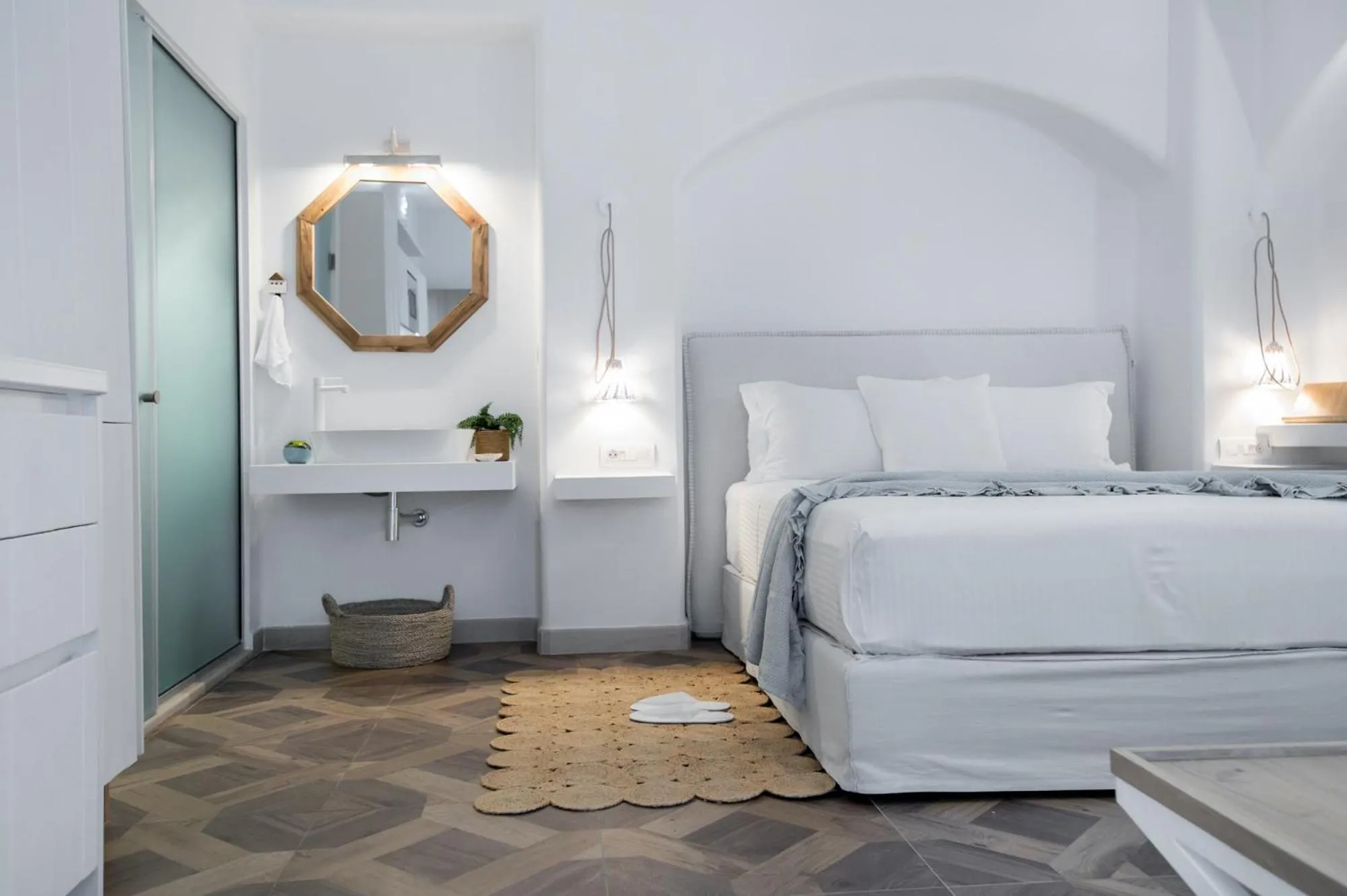 Photo of the whole room, Bed in The Well Parga