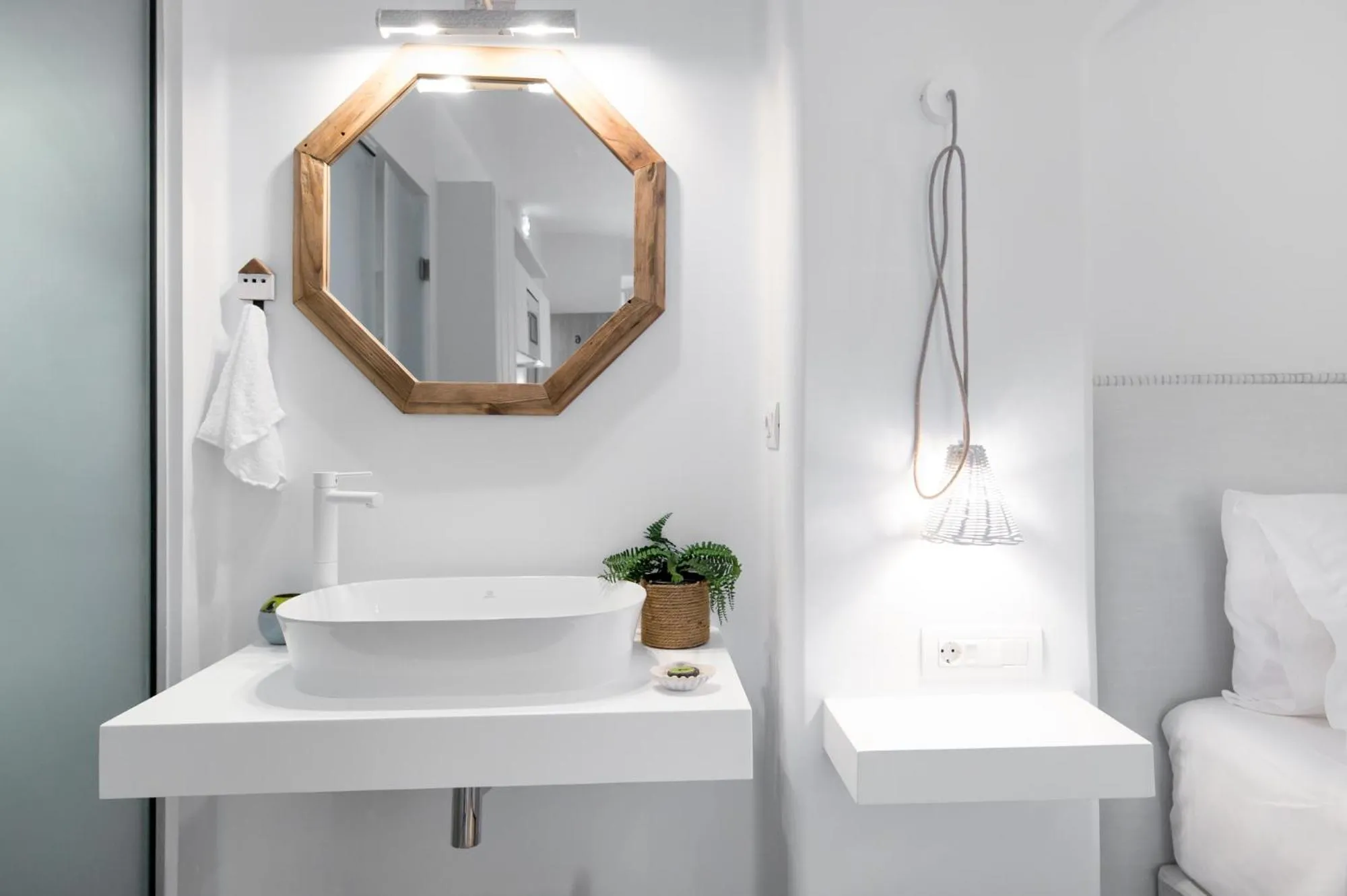 Photo of the whole room in The Well Parga