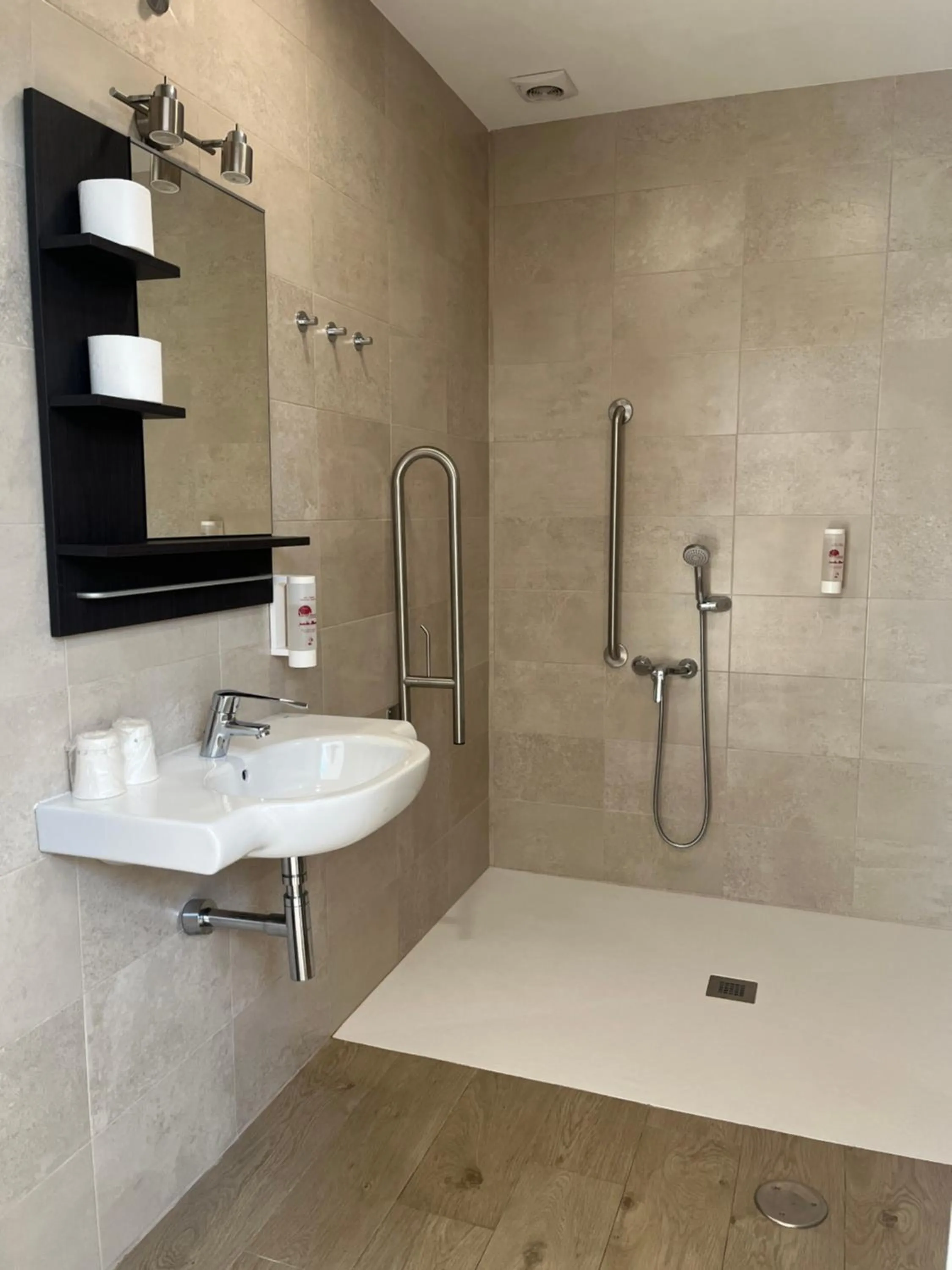 Shower in Apartamentos Pinar Malaga Centro