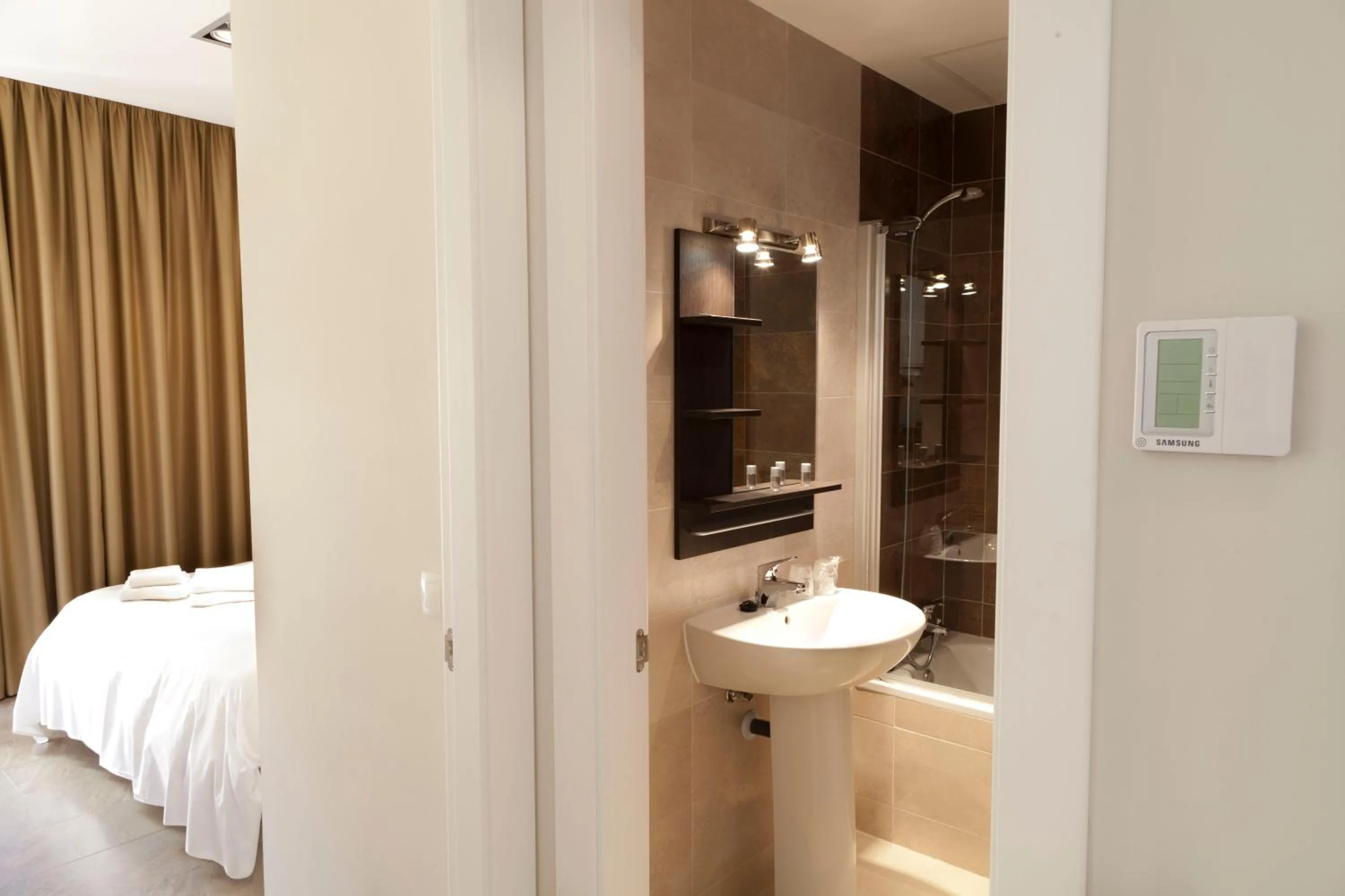 Bathroom, Bed in Apartamentos Pinar Malaga Centro