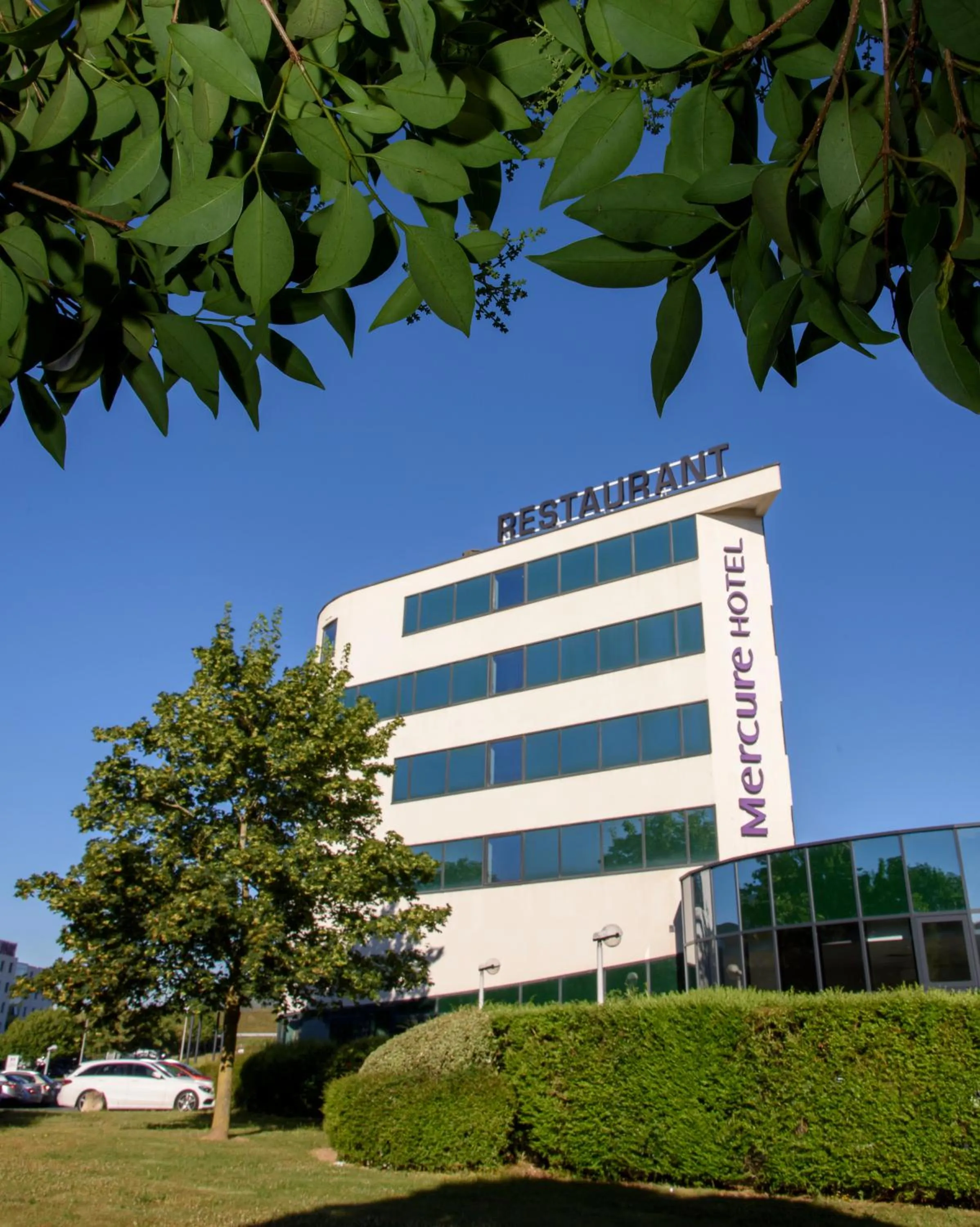 Facade/entrance in Mercure Poitiers Site du Futuroscope
