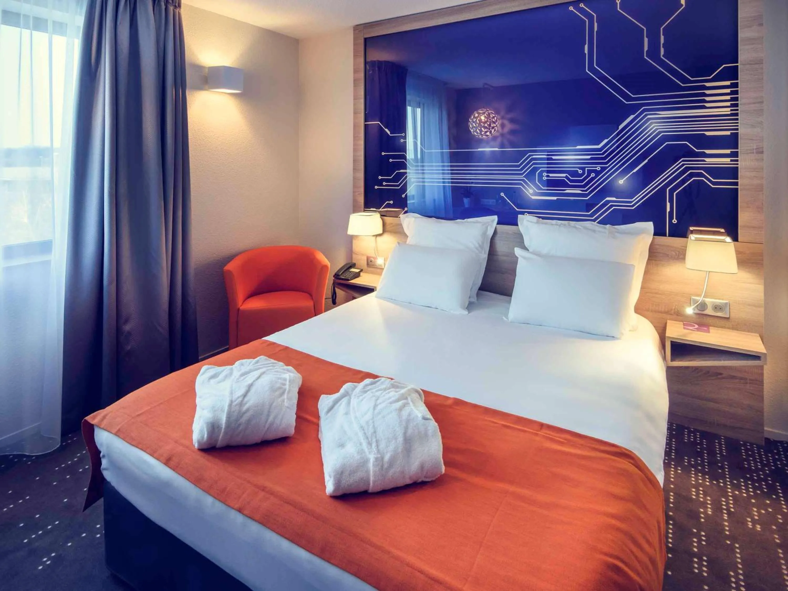Photo of the whole room, Bed in Mercure Poitiers Site du Futuroscope