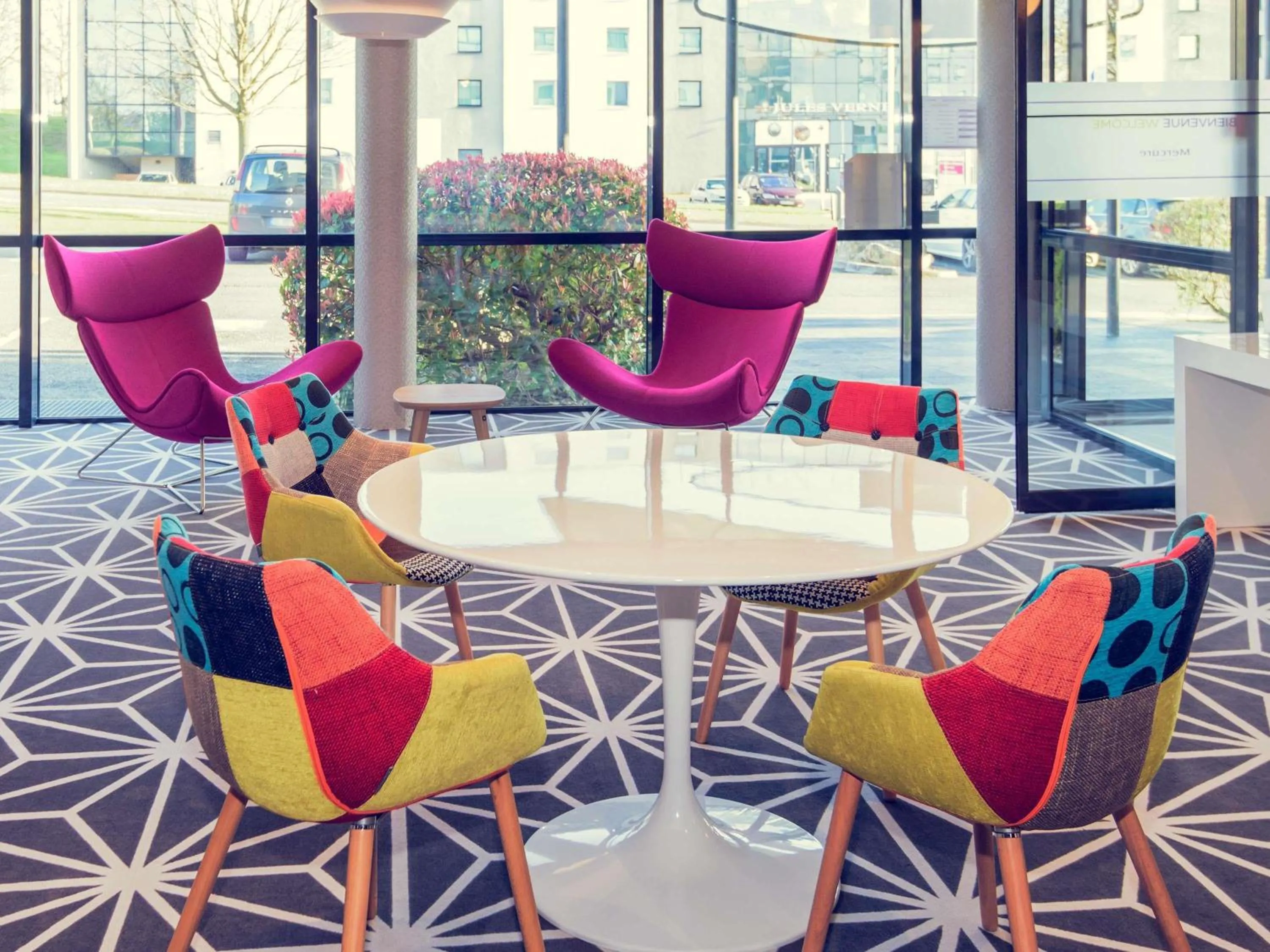 Lounge or bar in Mercure Poitiers Site du Futuroscope