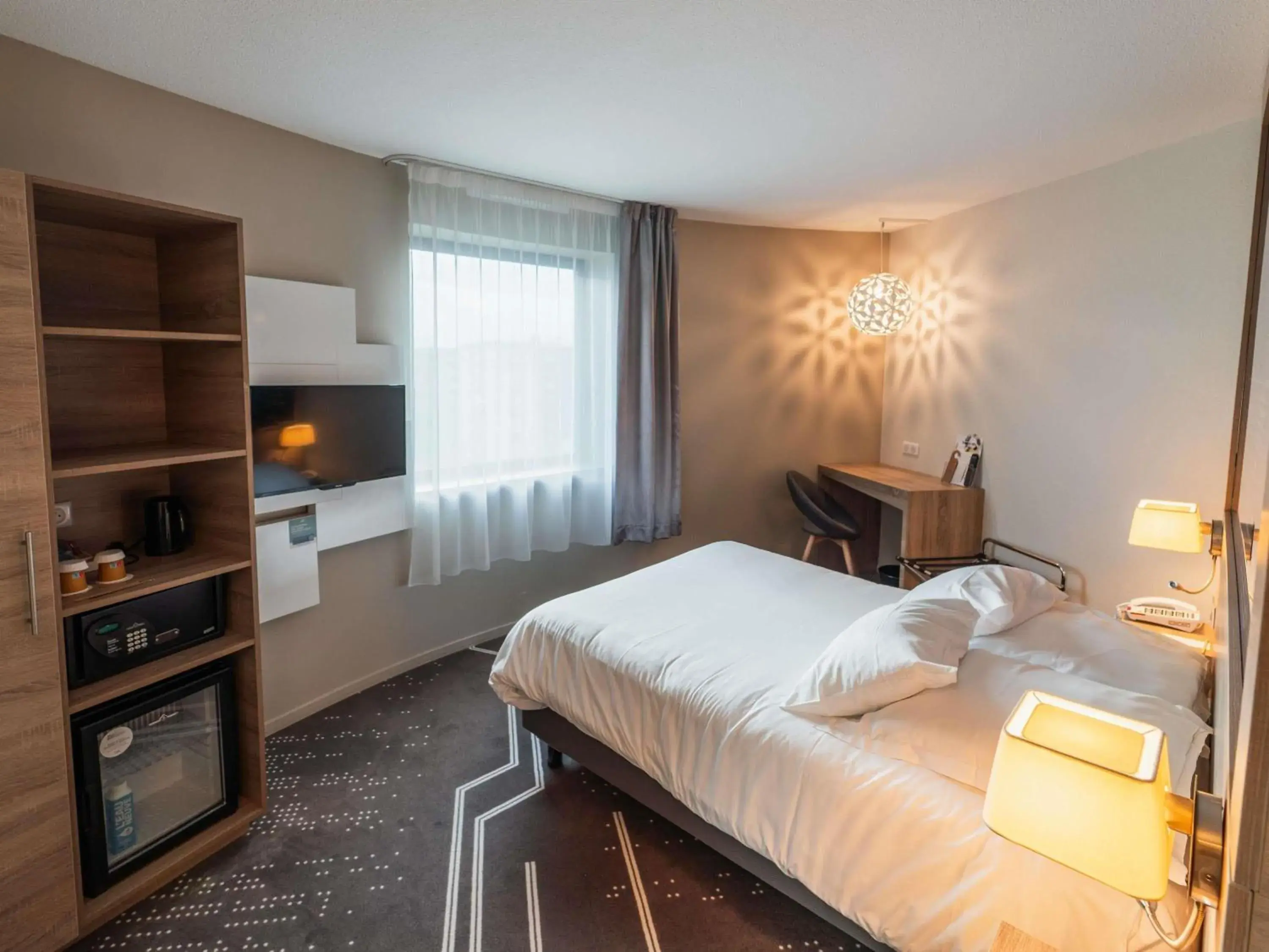 Bedroom, Bed in Mercure Poitiers Site du Futuroscope Bedroom, Bed in Mercure Poitiers Site du Futuroscope