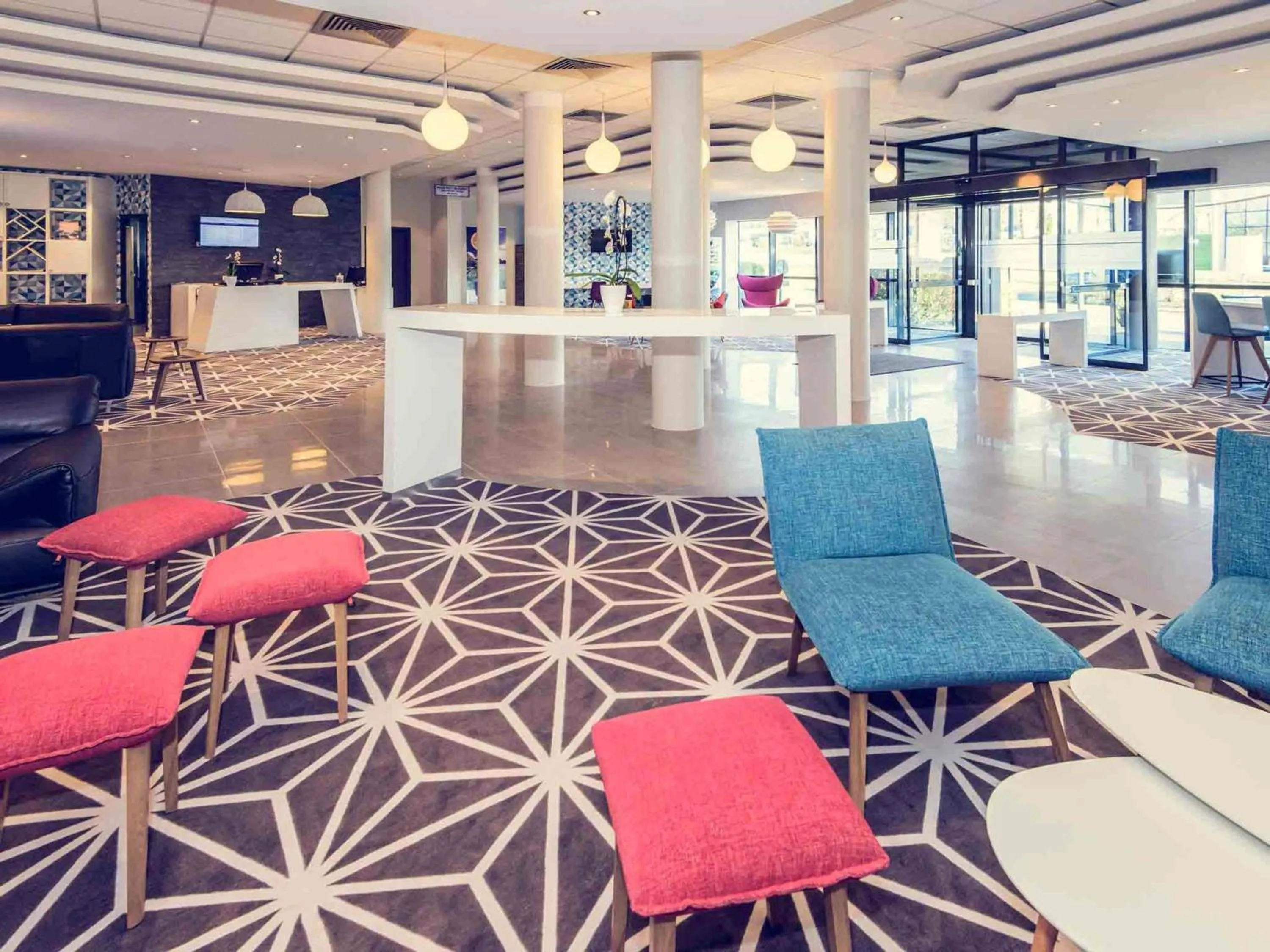 Lounge or bar in Mercure Poitiers Site du Futuroscope