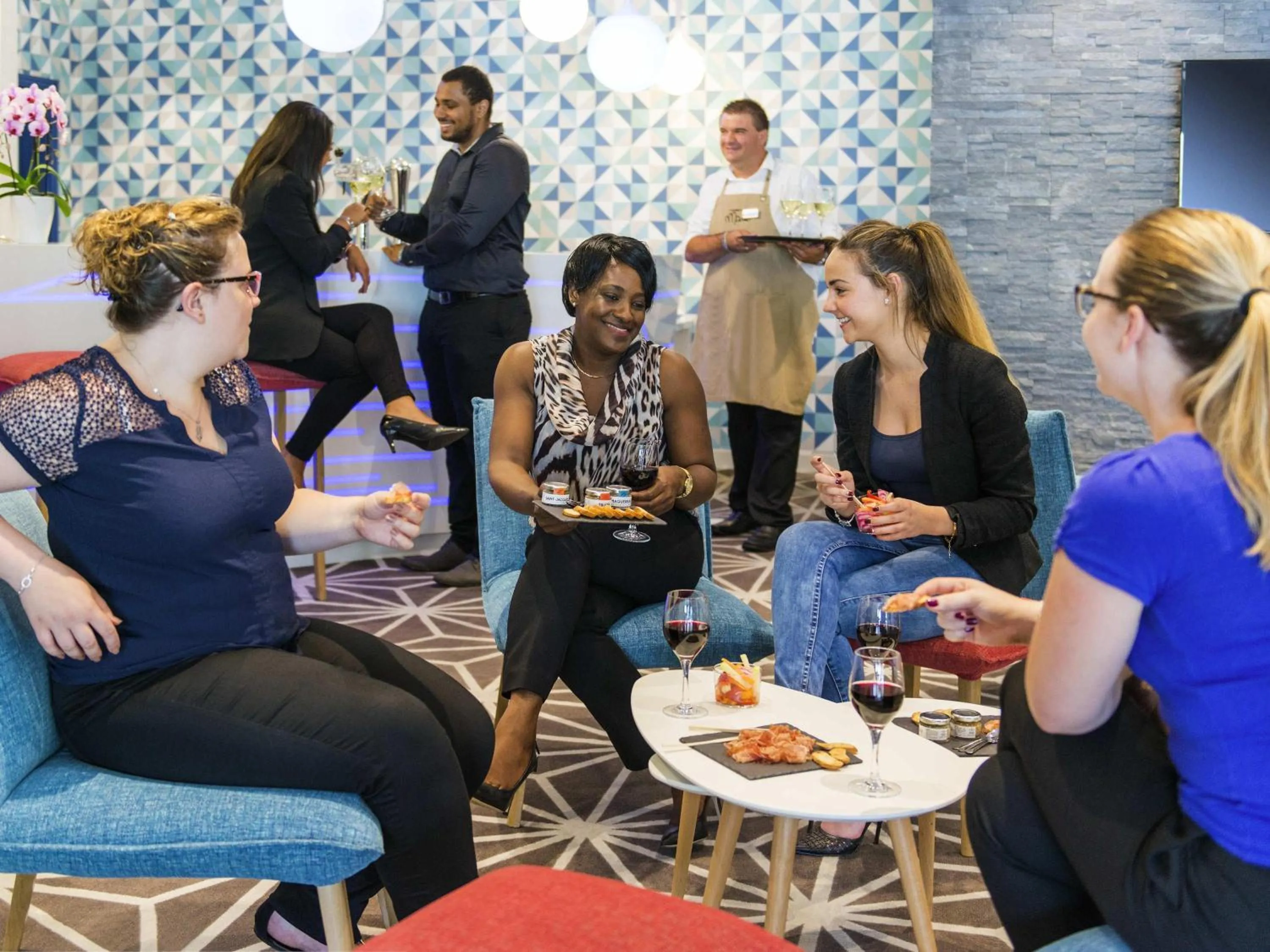 Lounge or bar in Mercure Poitiers Site du Futuroscope