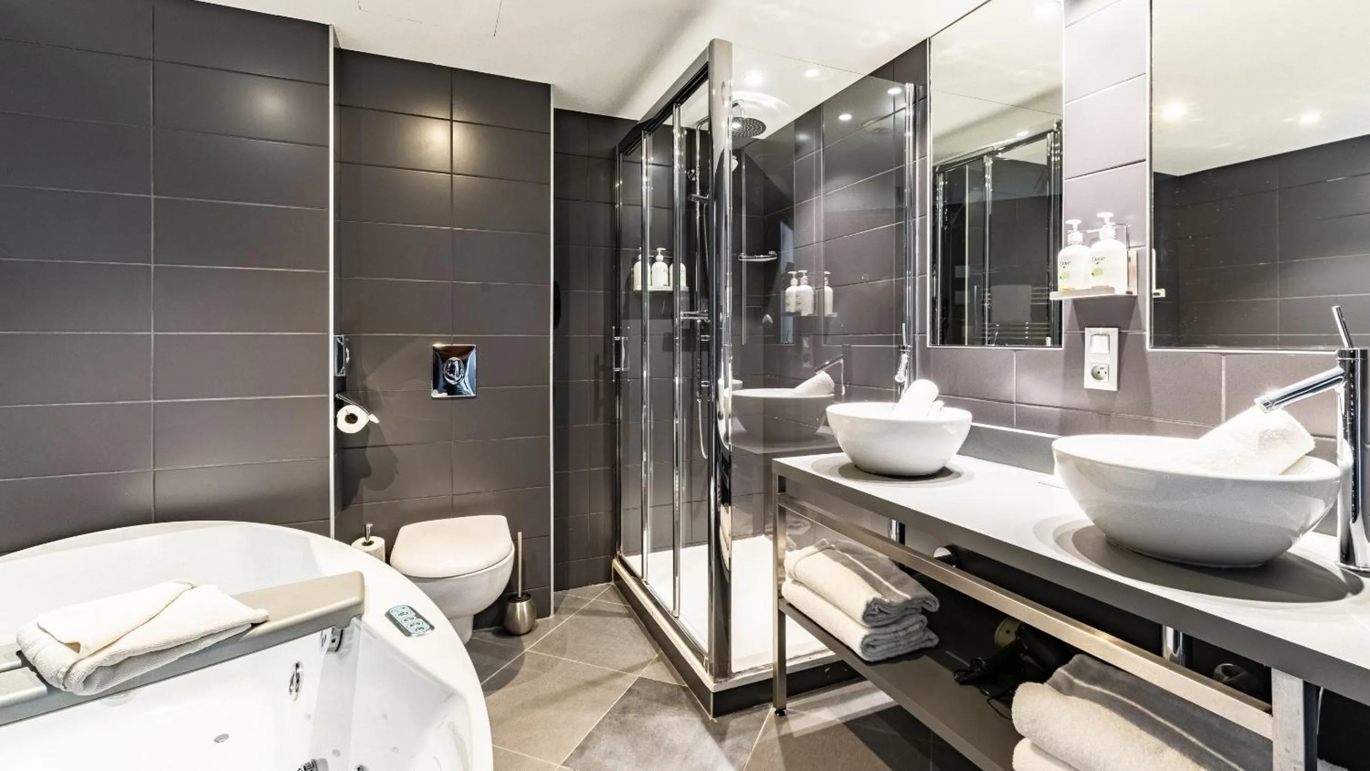 Bathroom in Holiday Inn Dijon Toison D'or by IHG