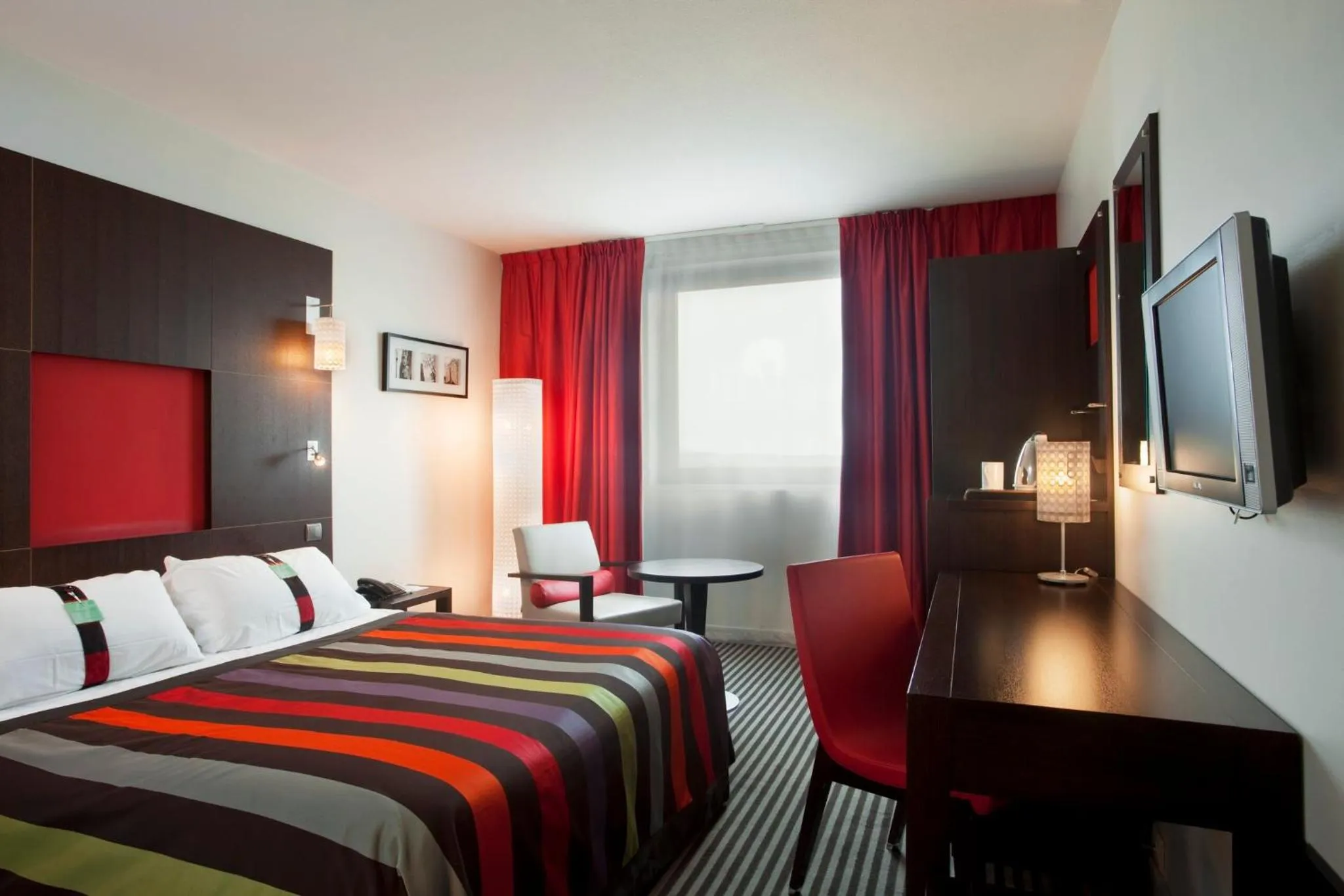 Photo of the whole room, Bed in Holiday Inn Dijon Toison D'or by IHG