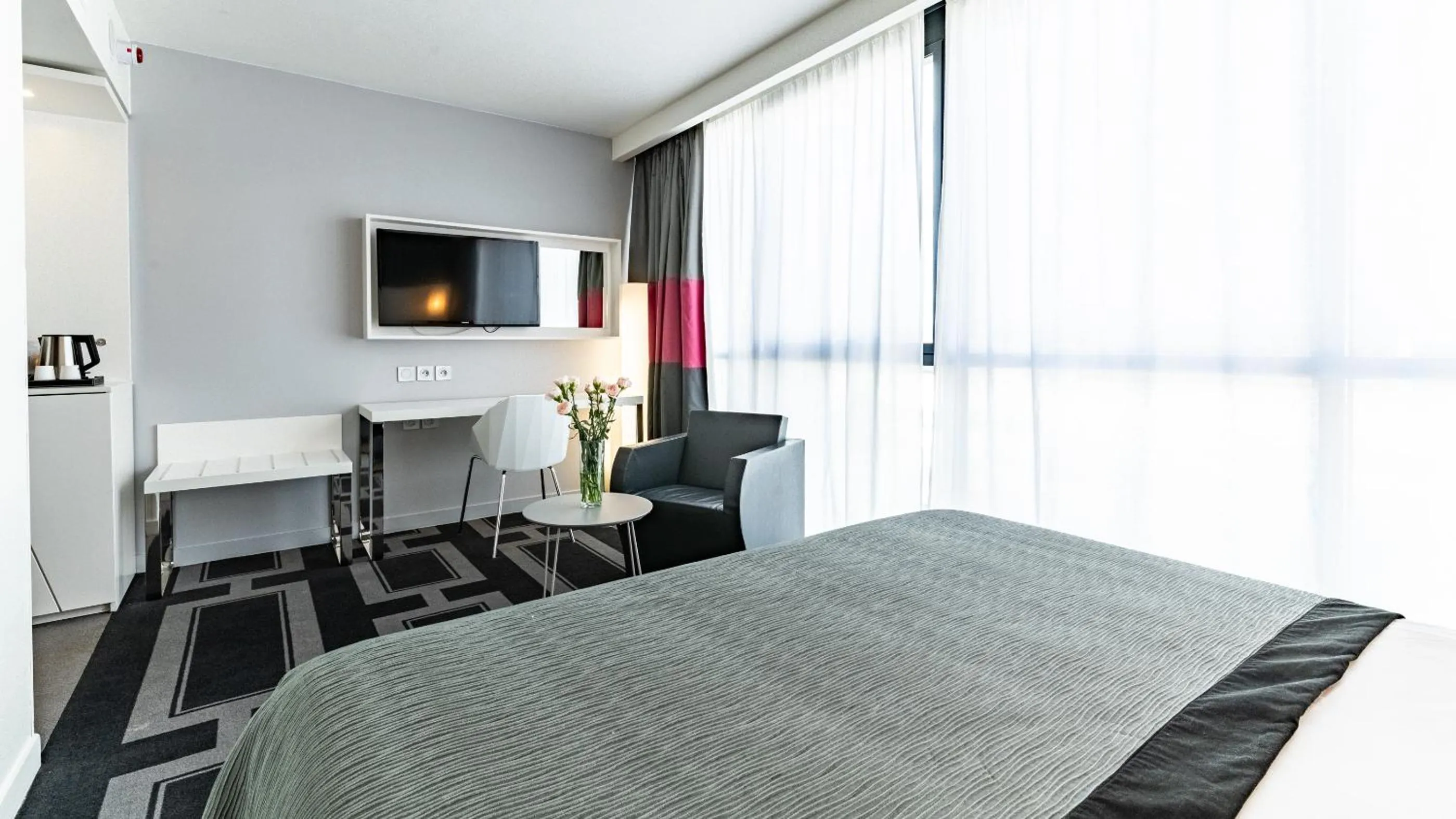 Bedroom, Bed in Holiday Inn Dijon Toison D'or by IHG