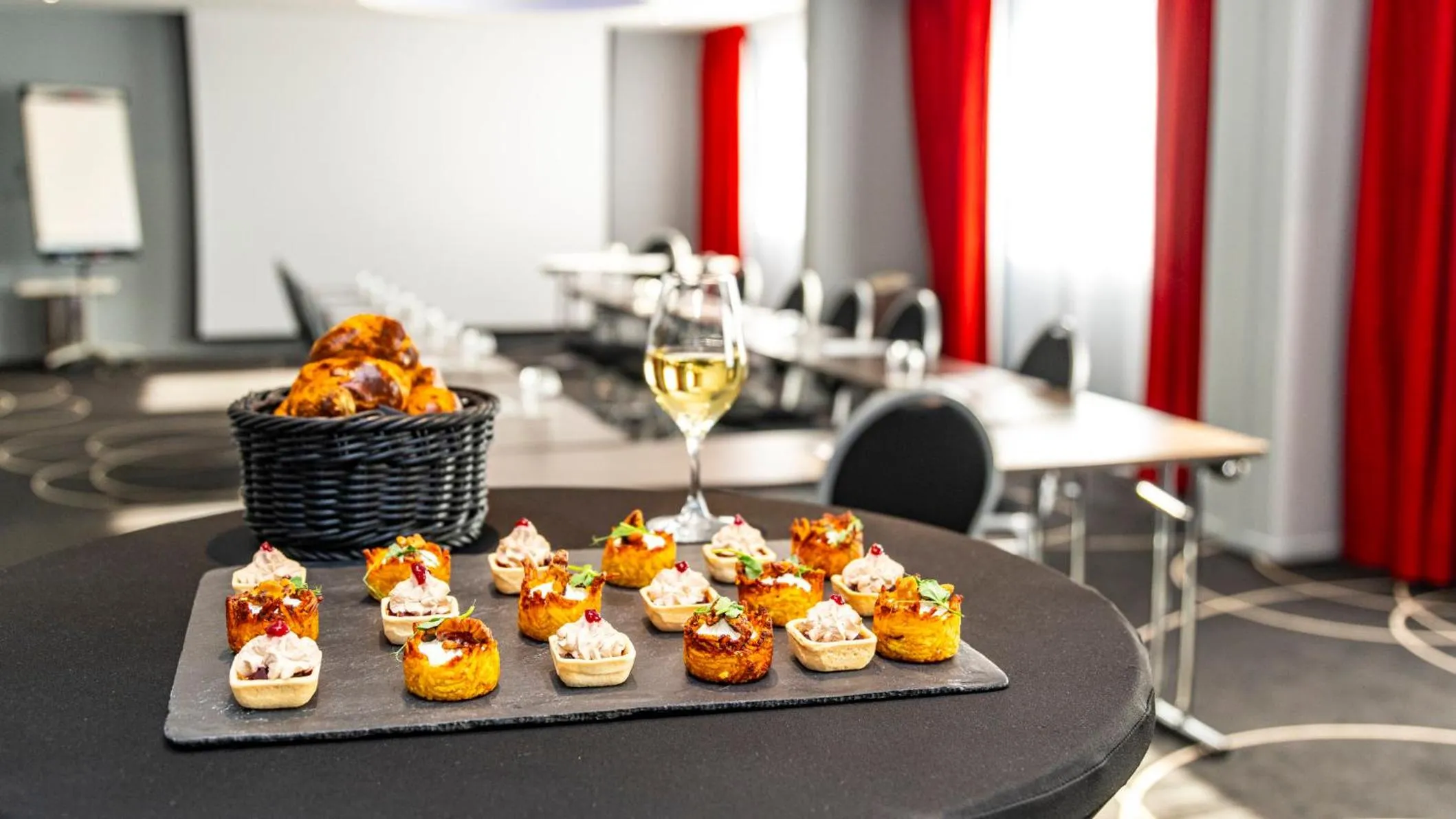 Meeting/conference room in Holiday Inn Dijon Toison D'or by IHG