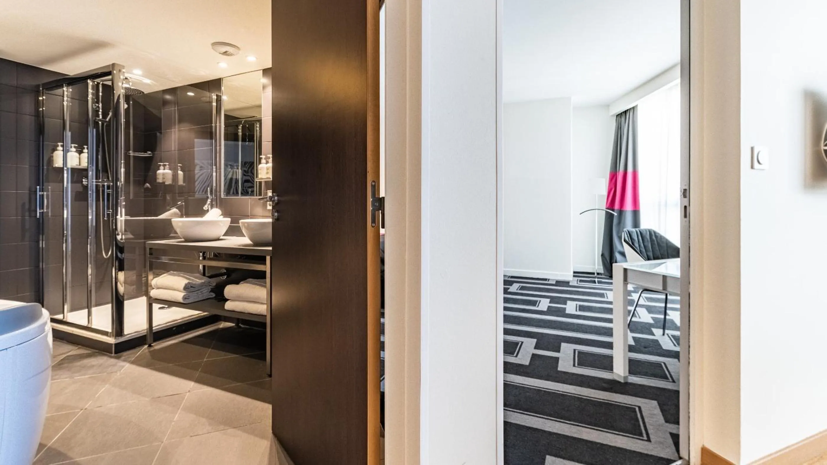 Bathroom in Holiday Inn Dijon Toison D'or by IHG