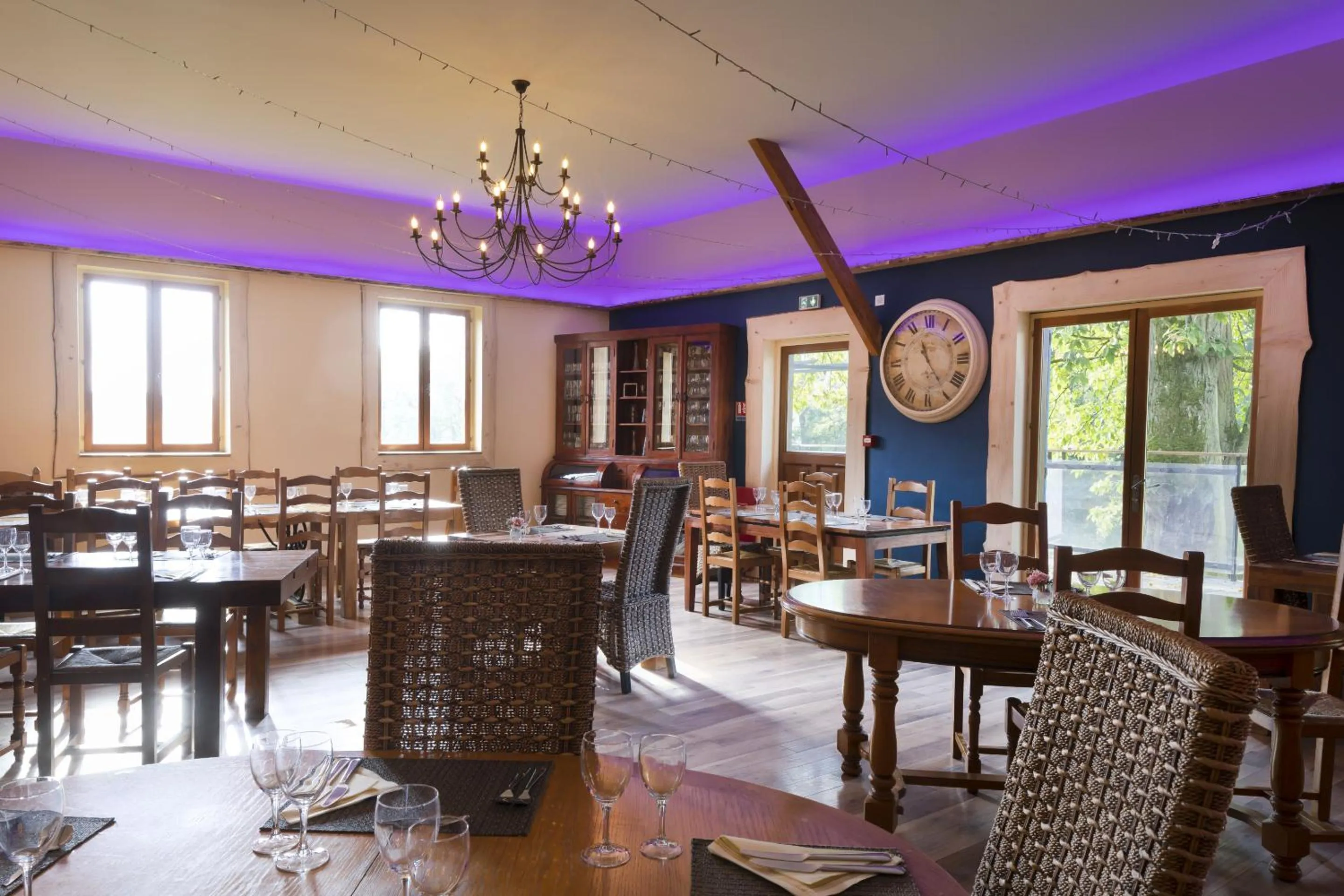 Dining area in Les Lavandières de Fontaine