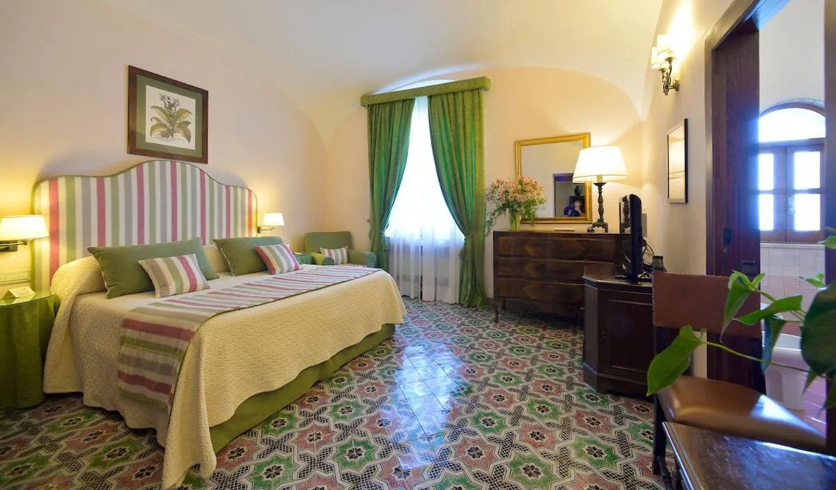 Bed in Hotel Villa Cimbrone