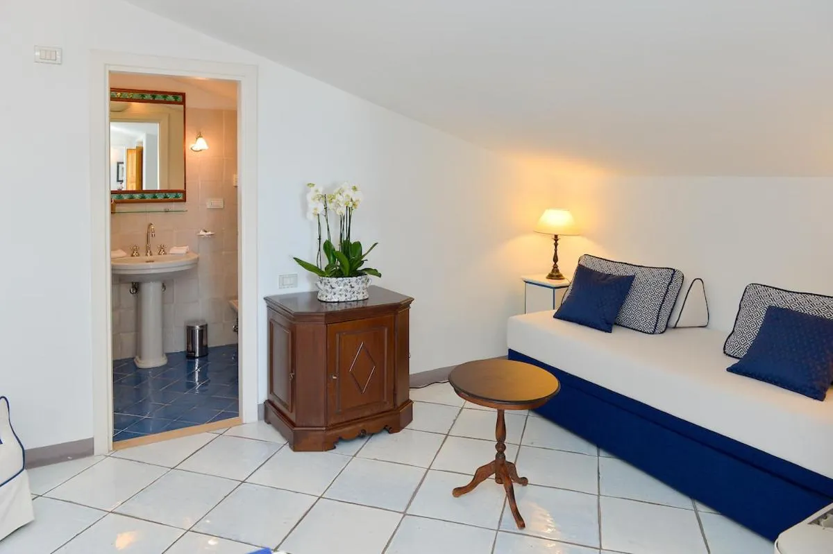 Living room, Bed in Hotel Villa Cimbrone