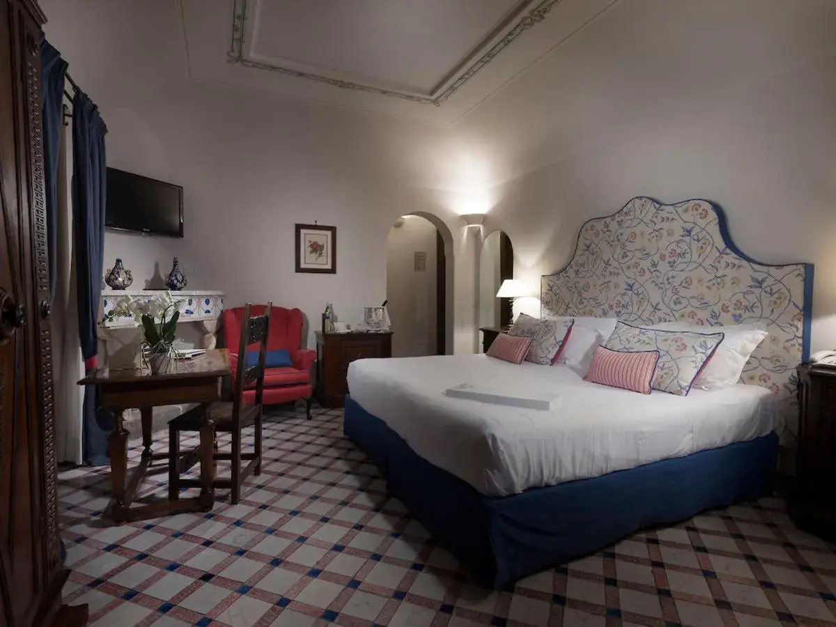 Deluxe Double Room with Balcony and Sea View in Hotel Villa Cimbrone Deluxe Double Room with Balcony and Sea View in Hotel Villa Cimbrone