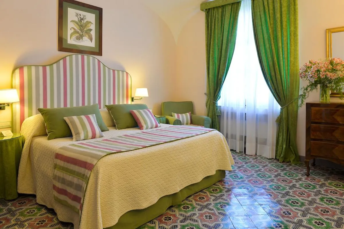 Bed in Hotel Villa Cimbrone