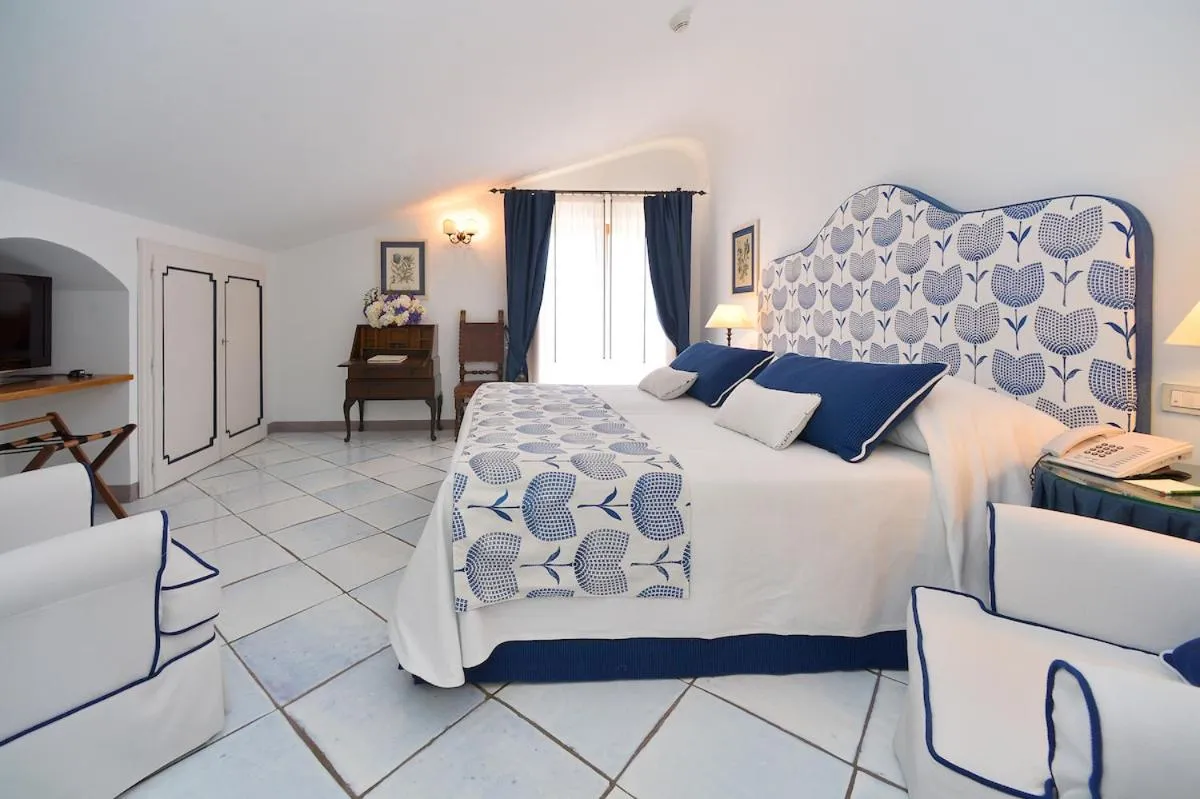 Bed in Hotel Villa Cimbrone