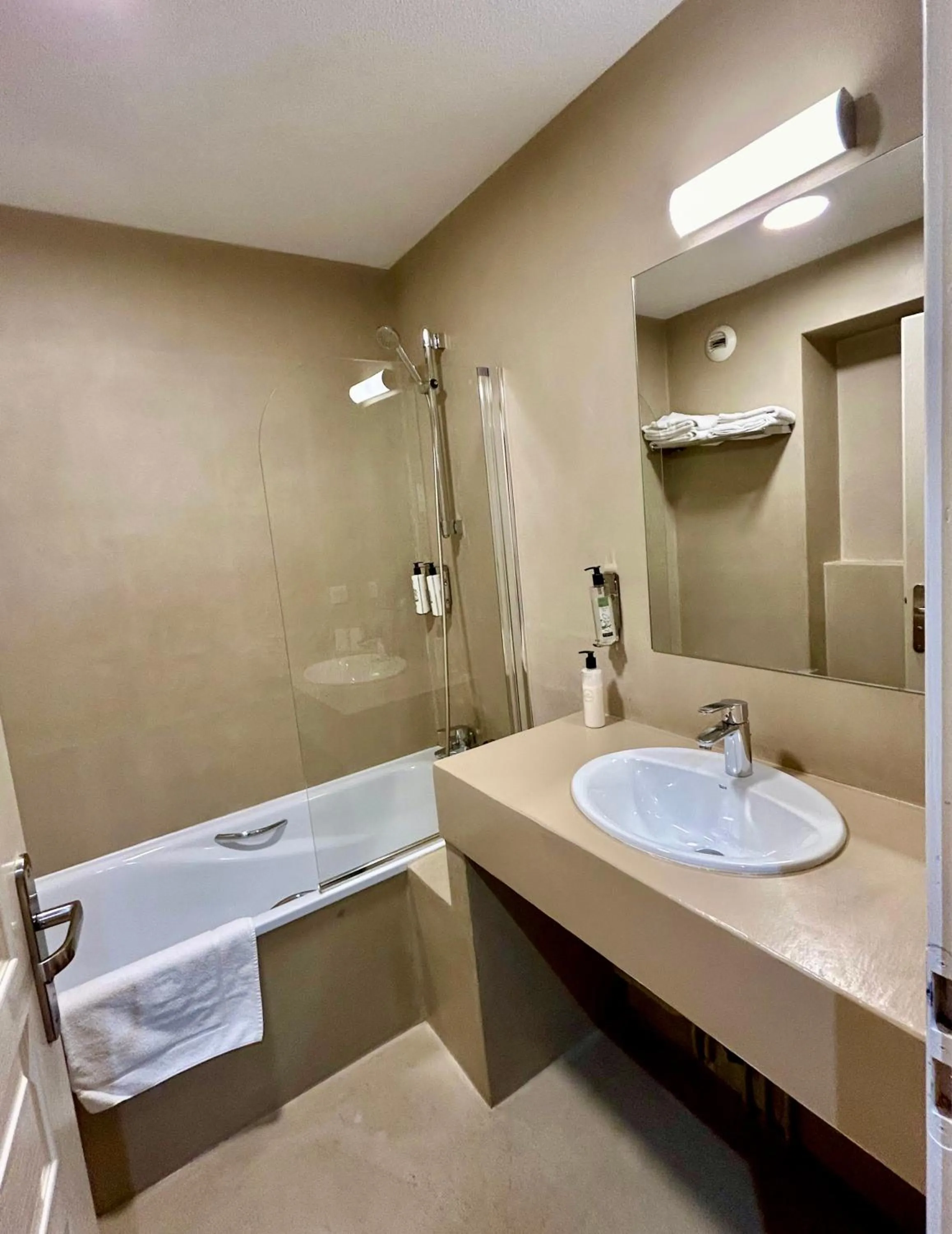 Bathroom in Hôtel & Appart-hôtel Olatua