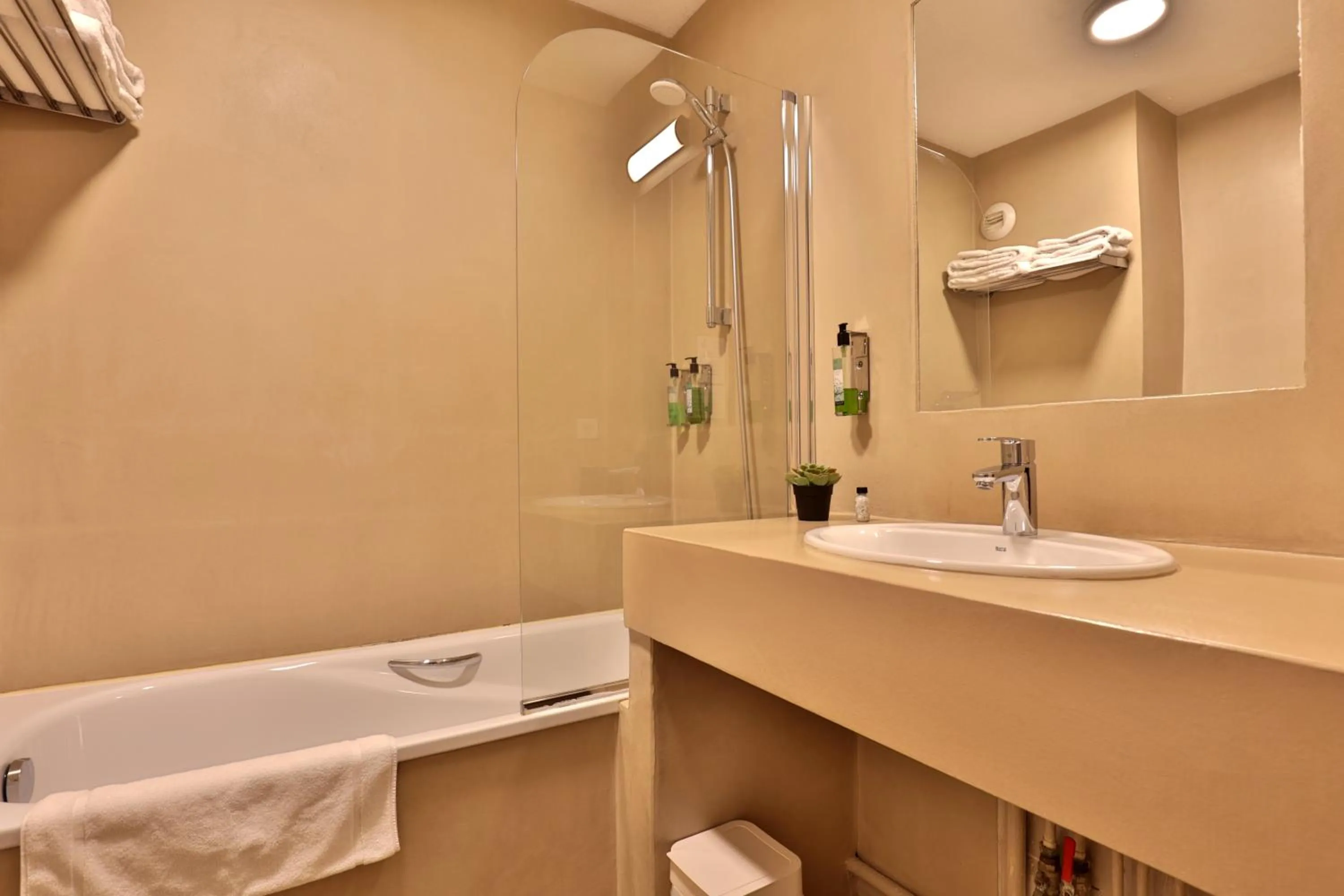 Bathroom in Hôtel & Appart-hôtel Olatua