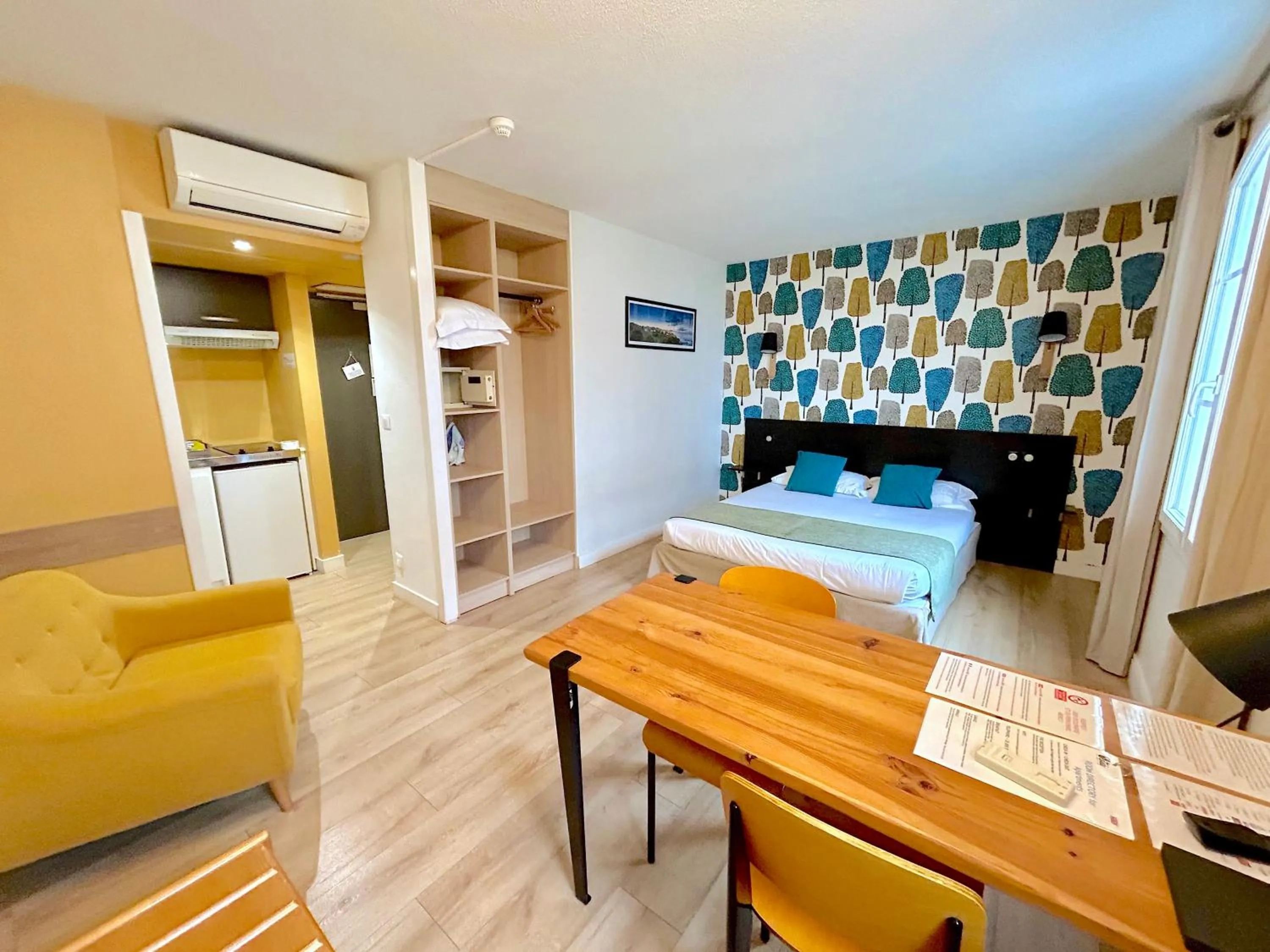 Kitchen or kitchenette, Bed in Hôtel & Appart-hôtel Olatua