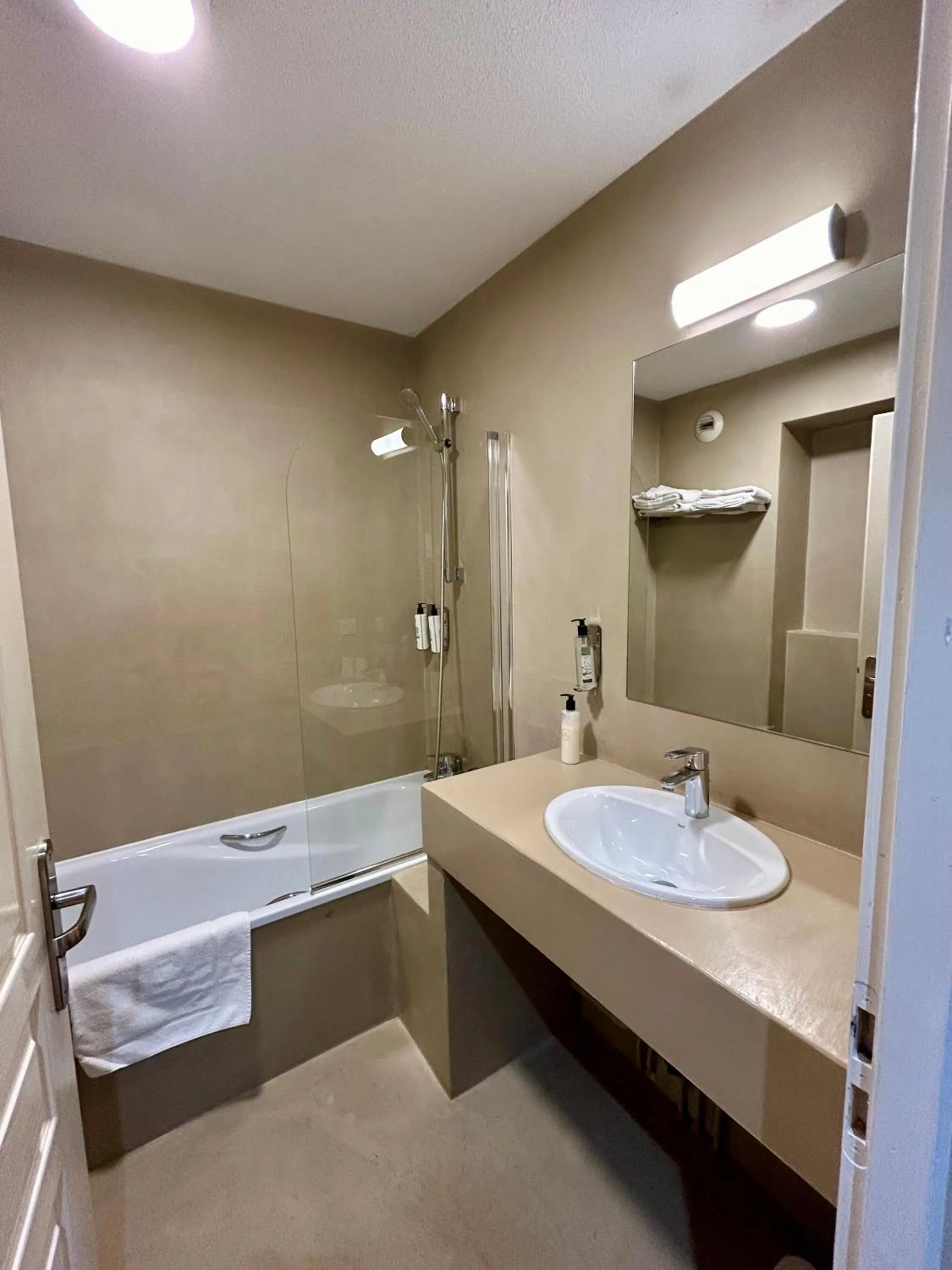 Bath in Hôtel & Appart-hôtel Olatua