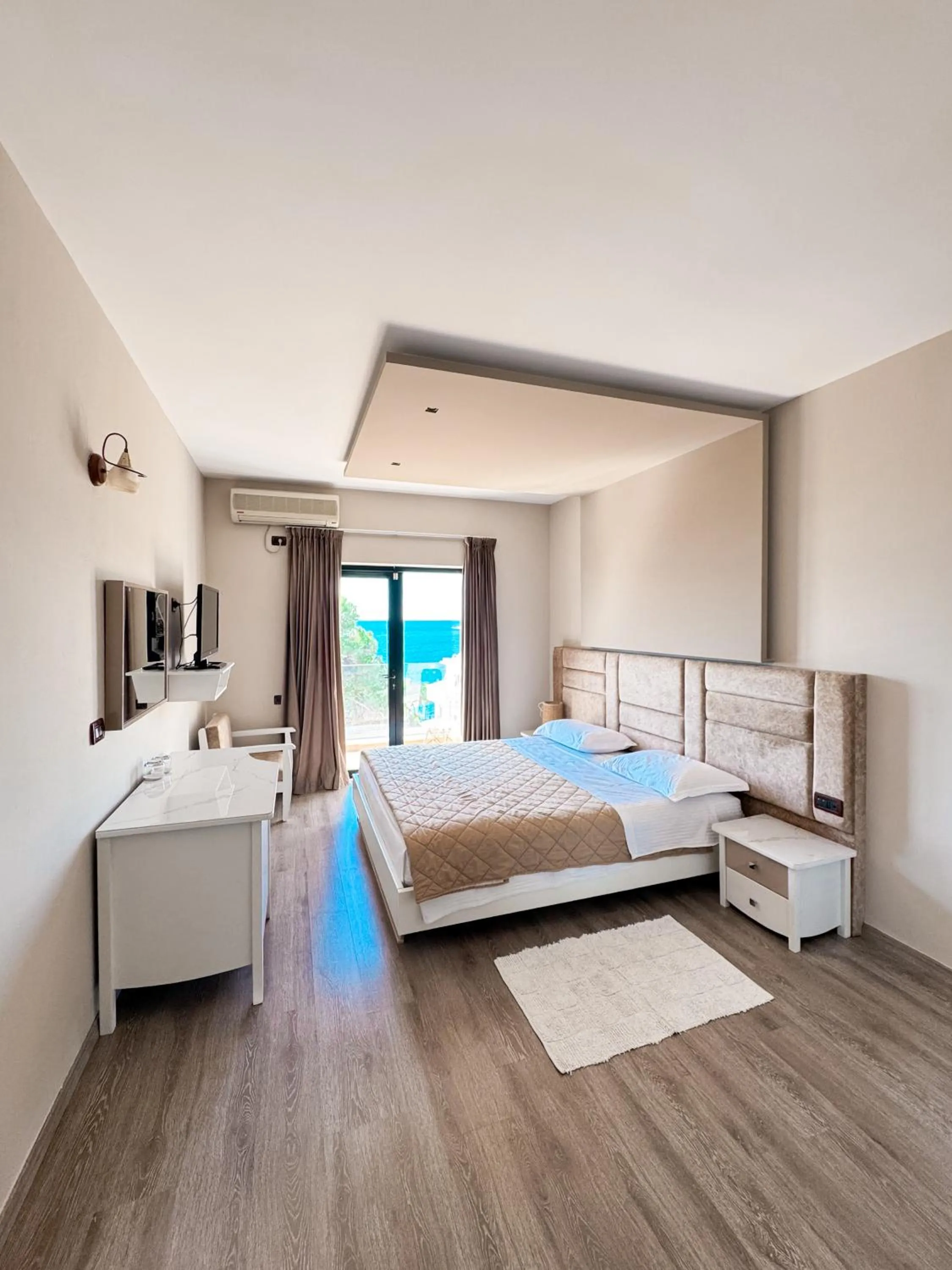 Photo of the whole room, Bed in New Heaven Hotel