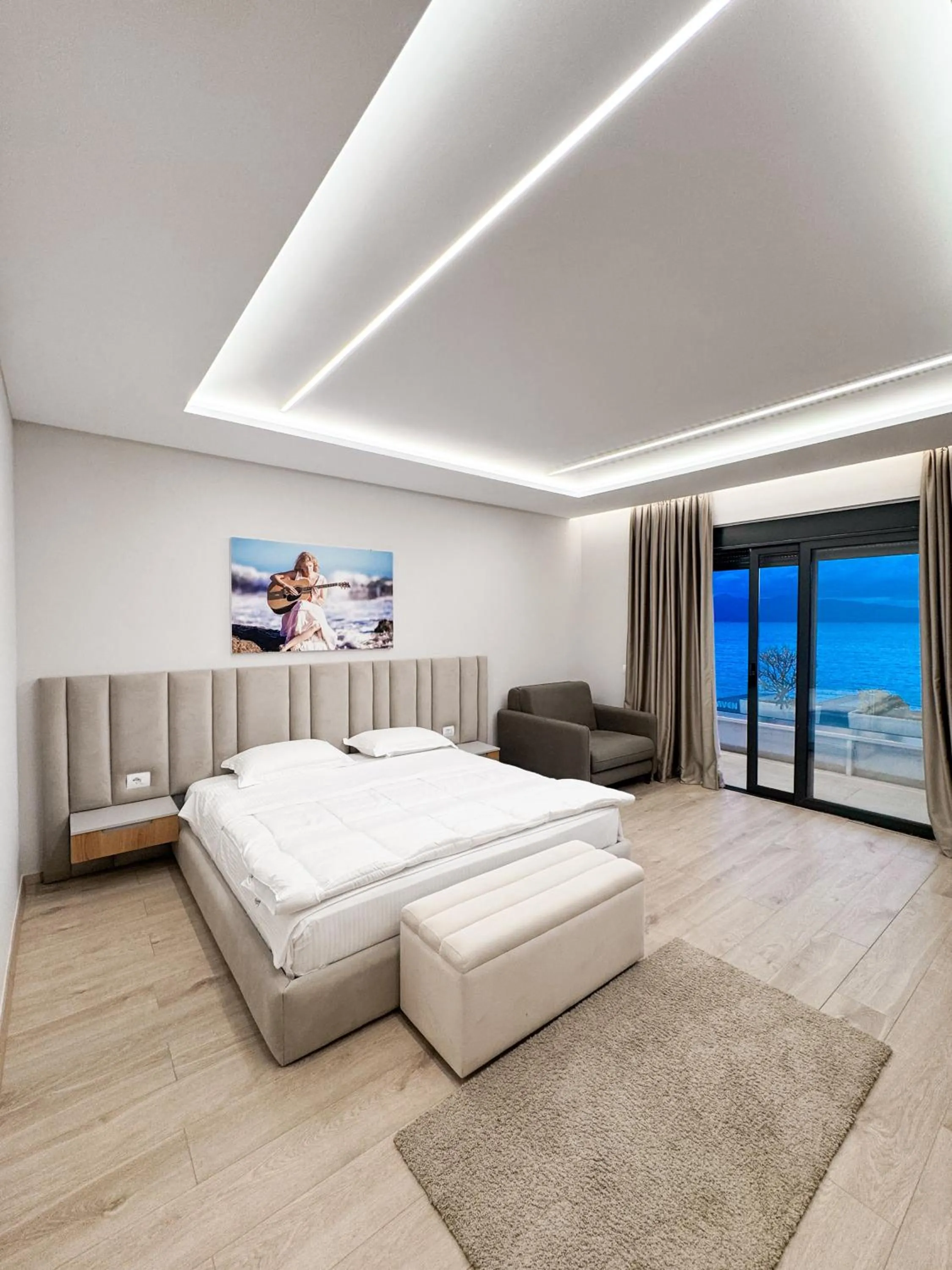 Photo of the whole room, Bed in New Heaven Hotel