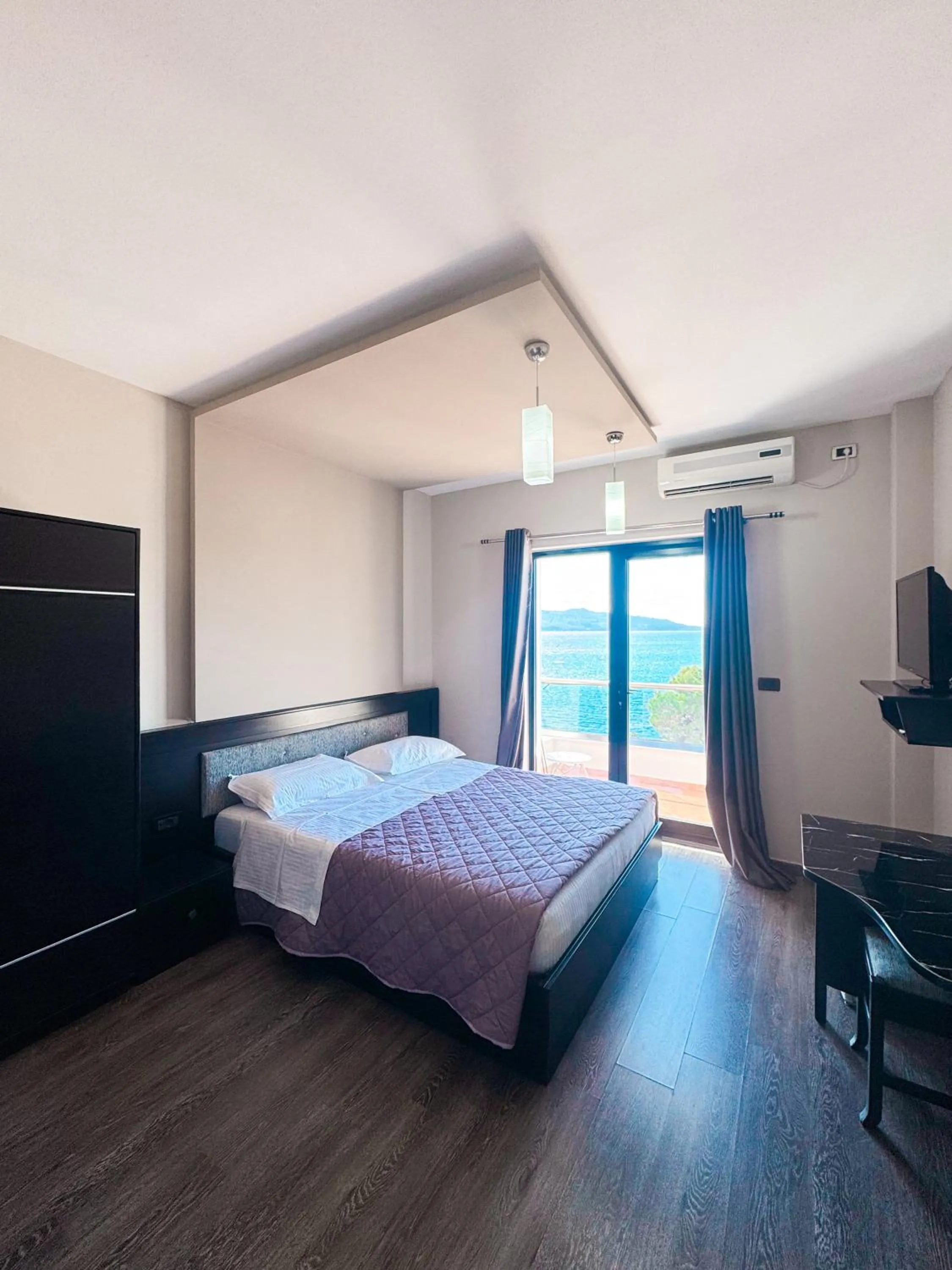Photo of the whole room, Bed in New Heaven Hotel