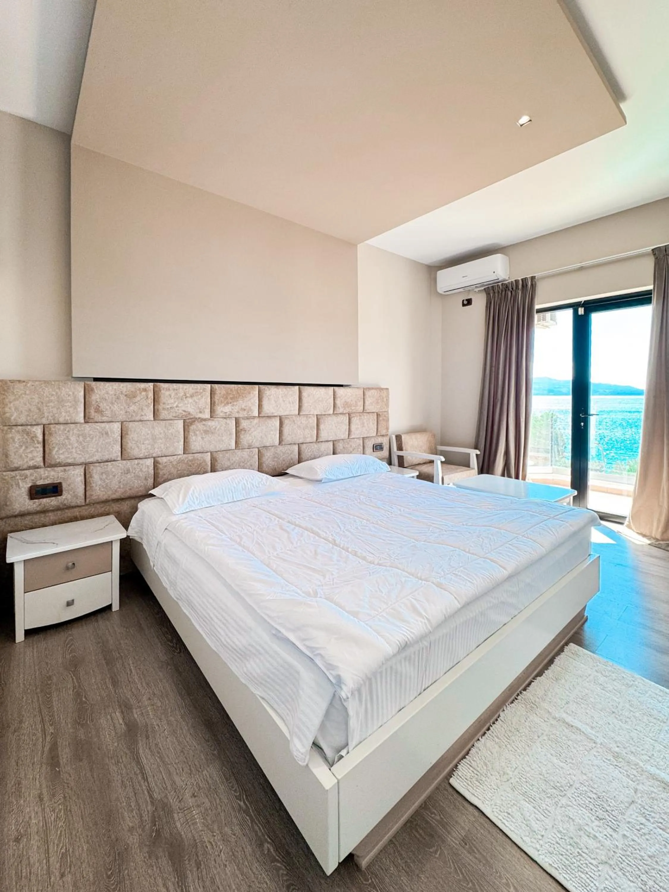 Photo of the whole room, Bed in New Heaven Hotel