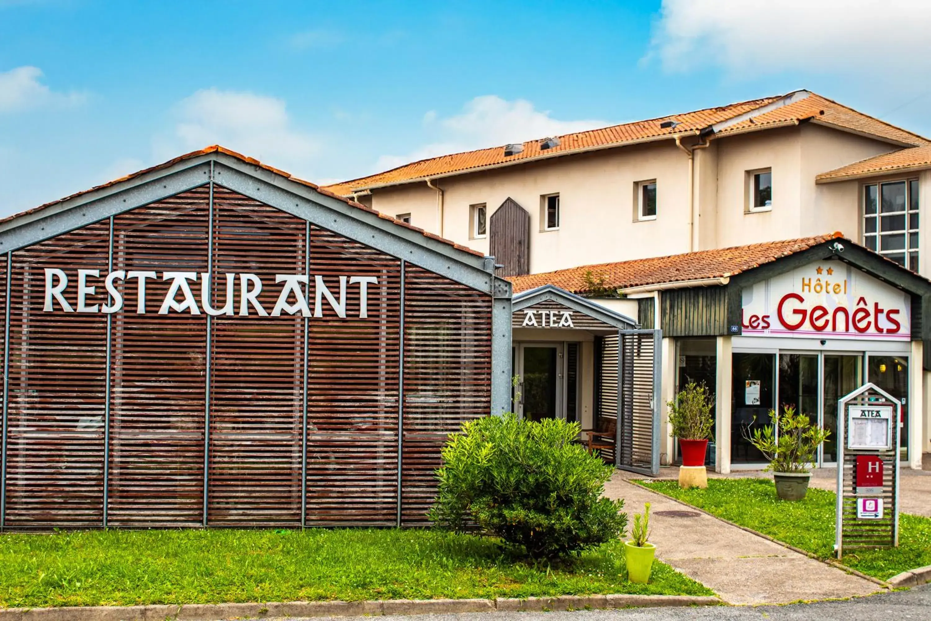 Property building in Hôtel Les Genêts Bayonne Property building in Hôtel Les Genêts Bayonne
