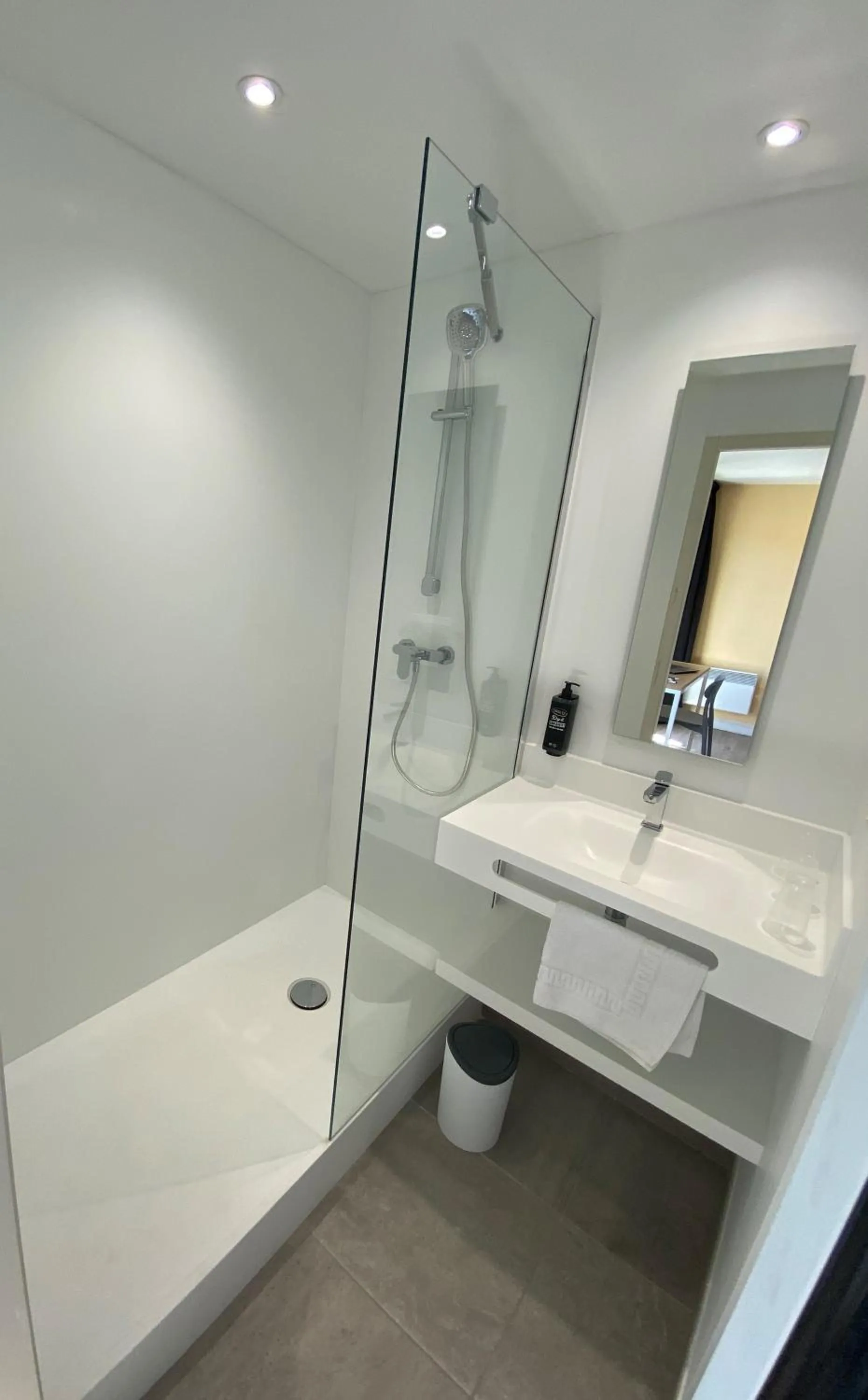 Shower in Hôtel Les Genêts Bayonne