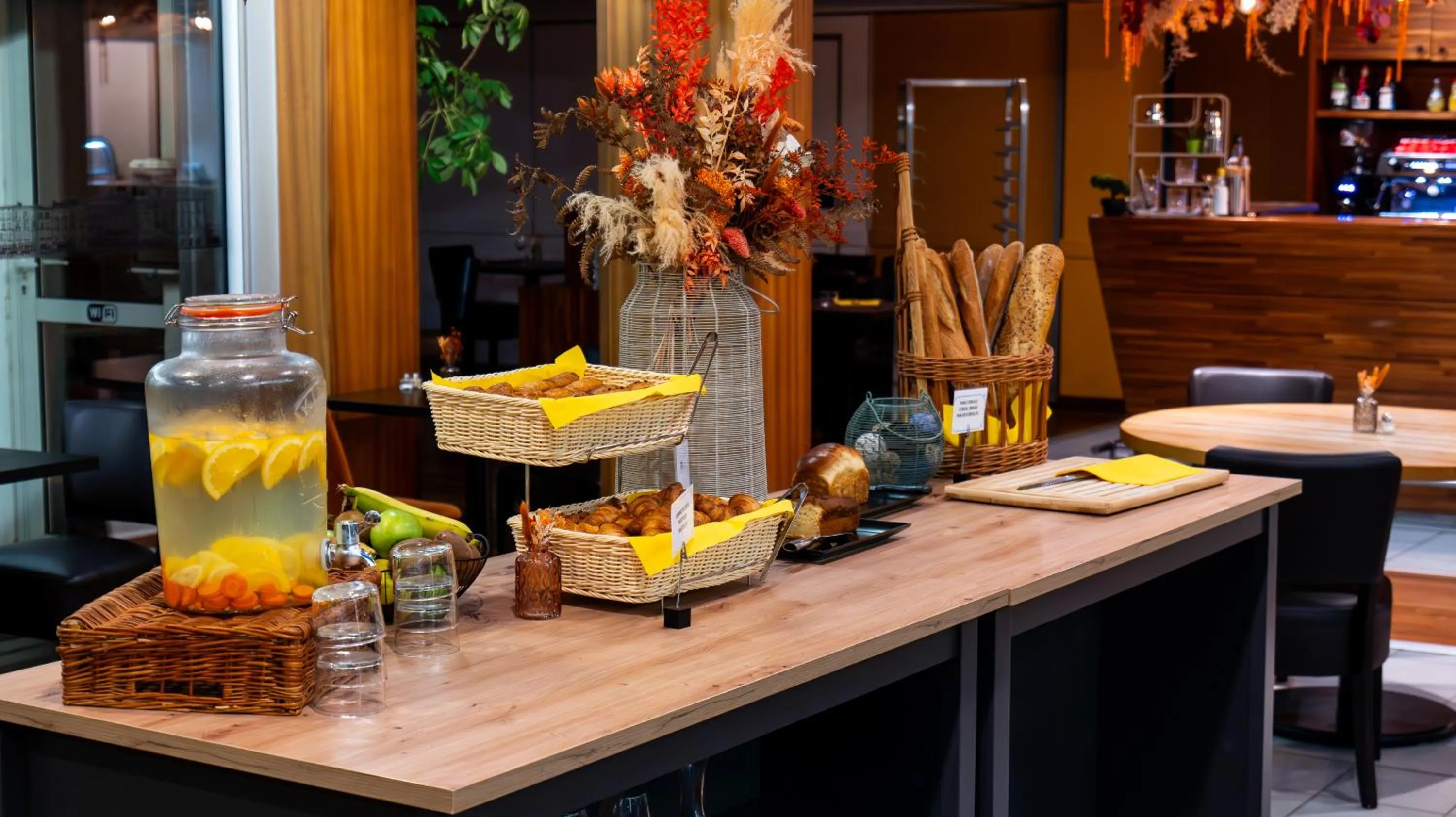 Breakfast in Hôtel Les Genêts Bayonne